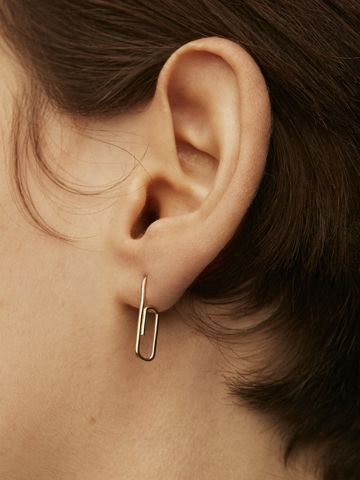 Individual 9K yellow gold earring in the shape of a clip.
