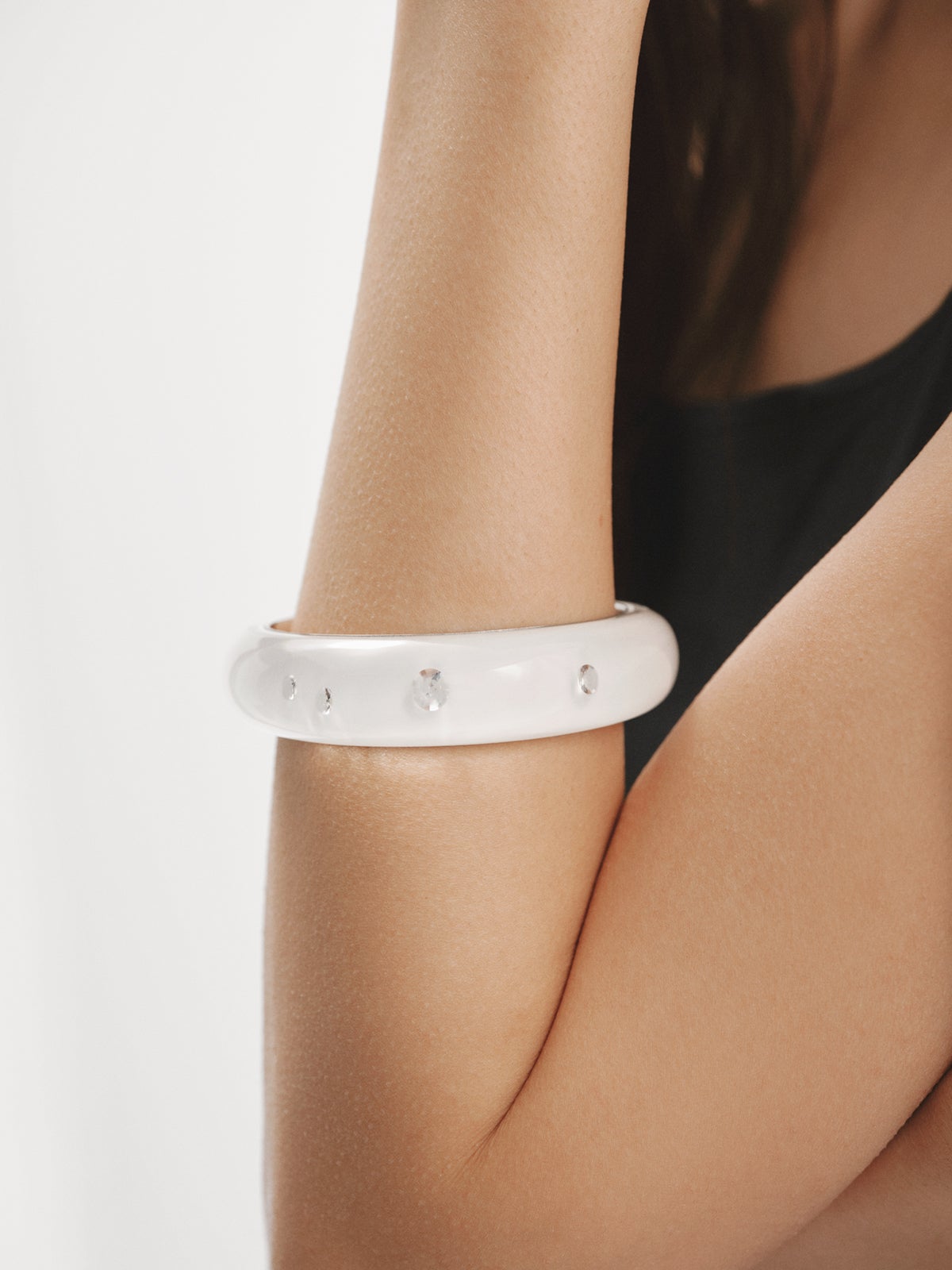 Bracelet rigide en argent 925 avec de l'argent blanc et des zircons suspendus en résine