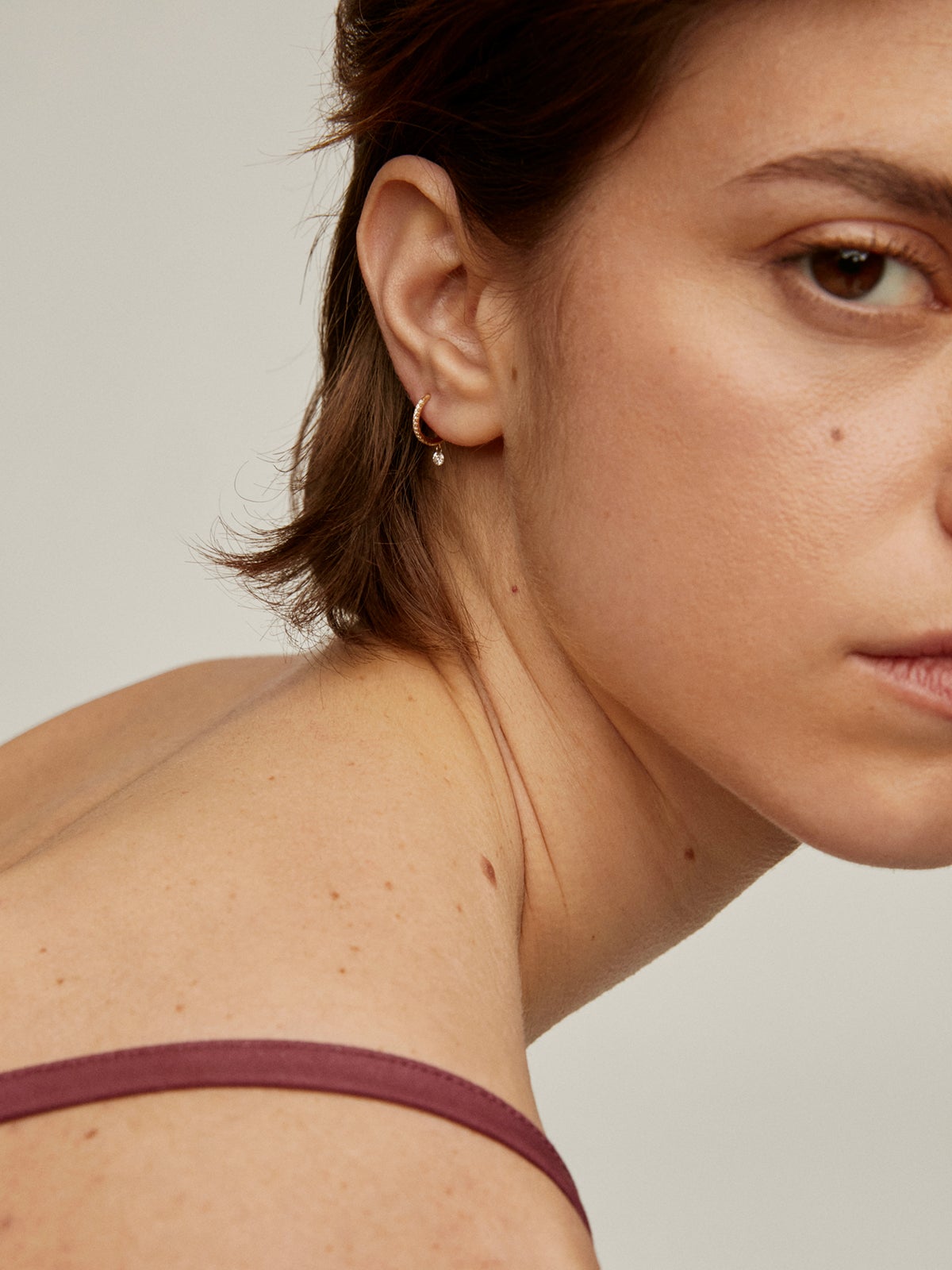Boucle d'oreille individuelle de petit anneau en or jaune 18K avec des diamants