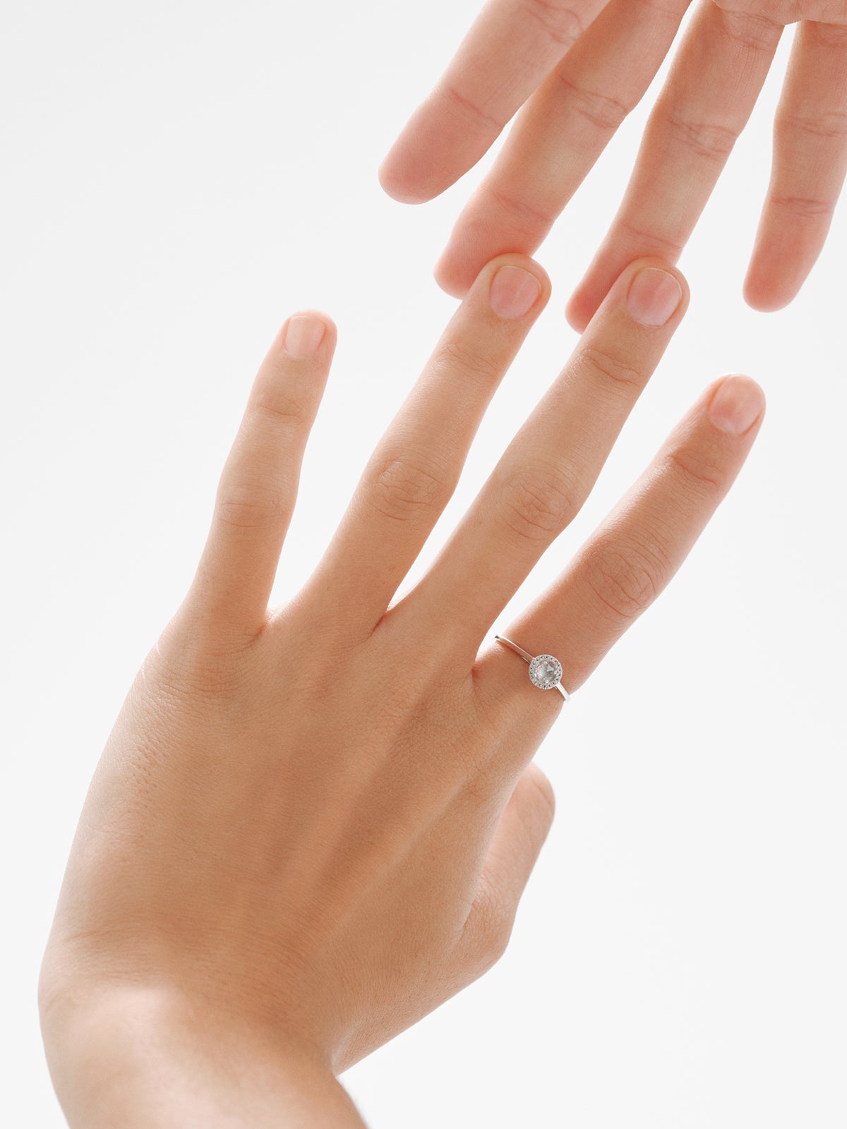 Anillo de plata 925 con topacios blancos y zafiros blancos