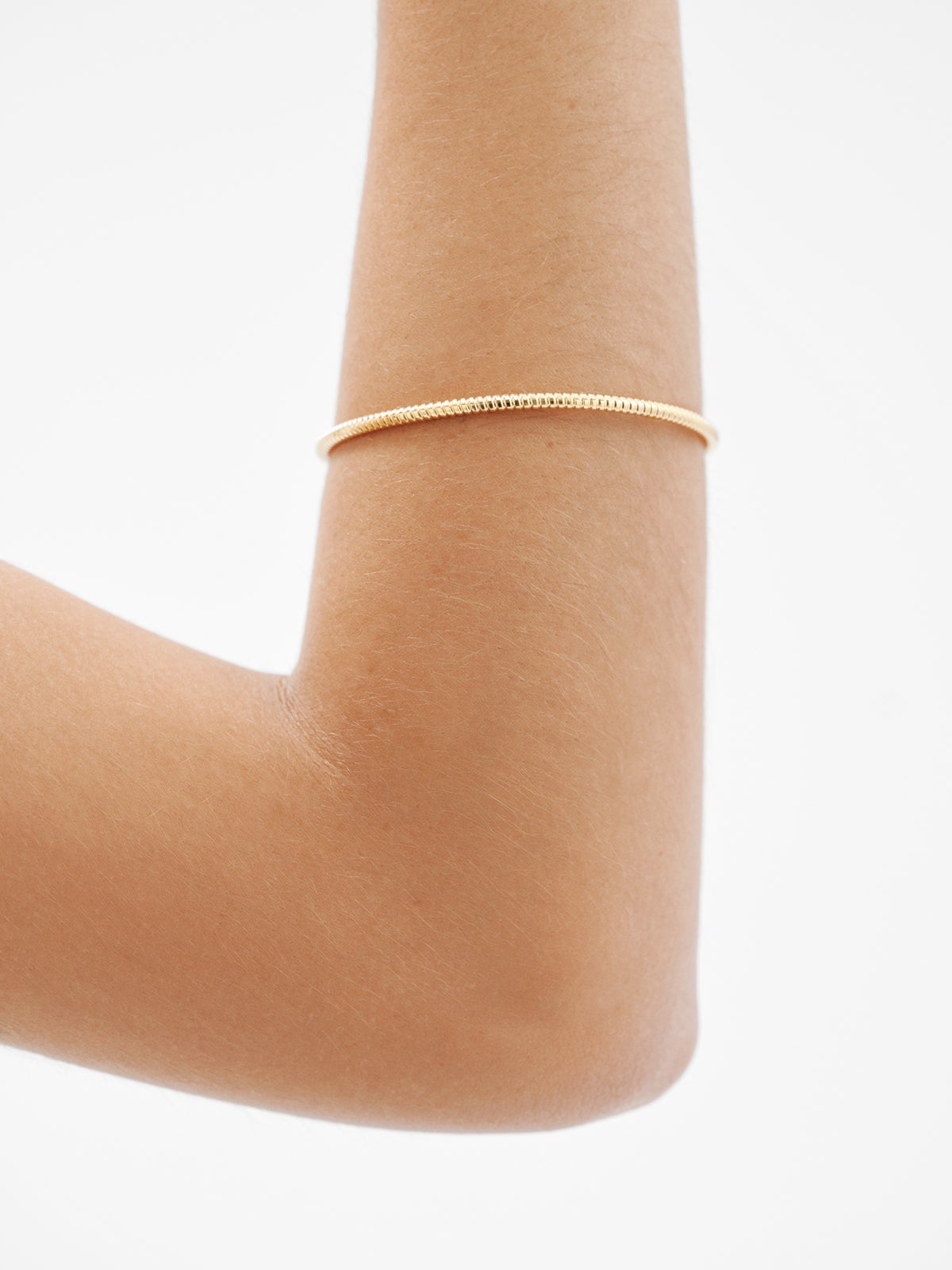 Pulsera rígida estilo semanario de plata 925 bañada en oro amarillo de 18K.