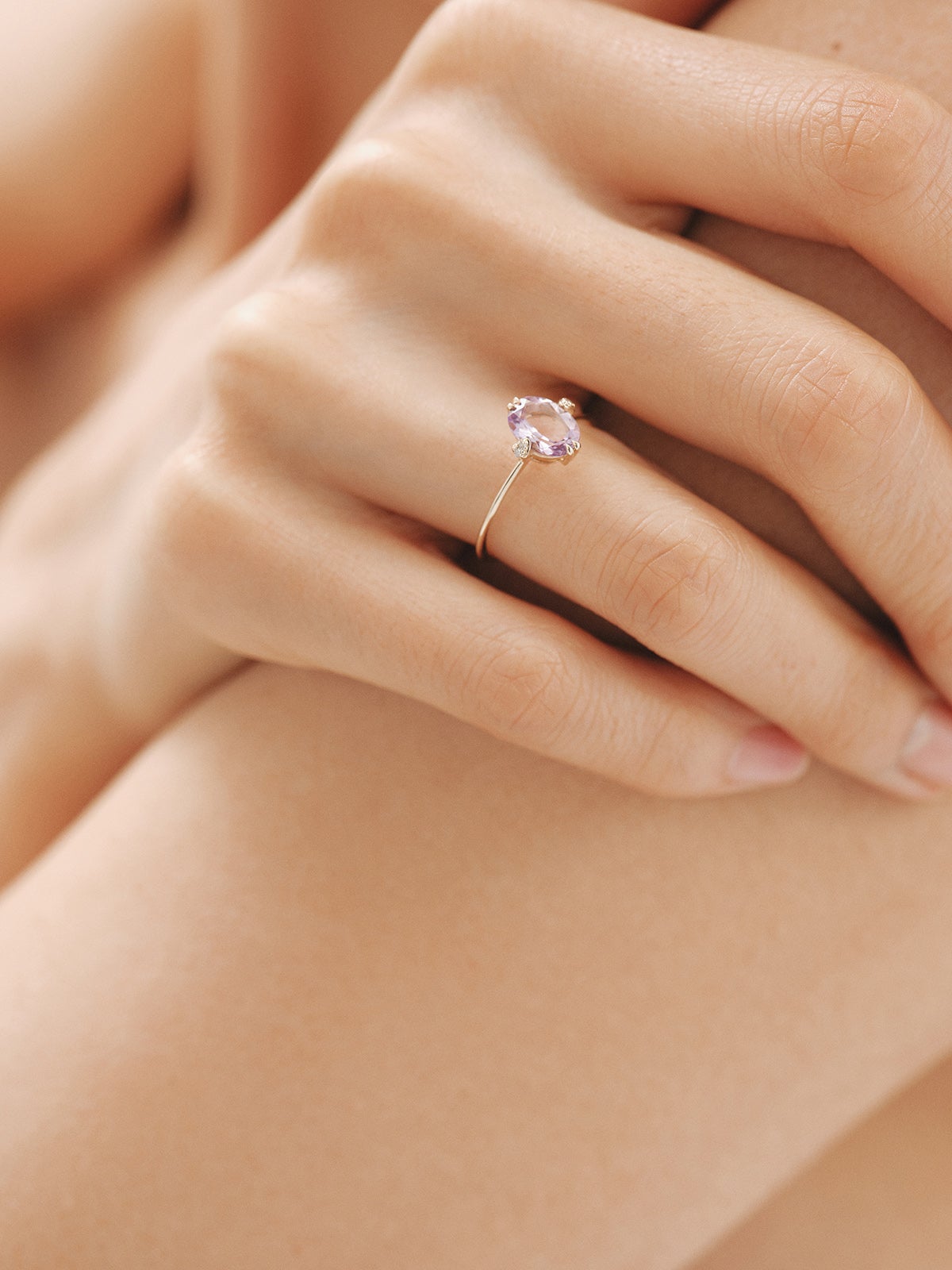 Anillo solitario de oro amarillo de 9K con amatista rosa y diamantes