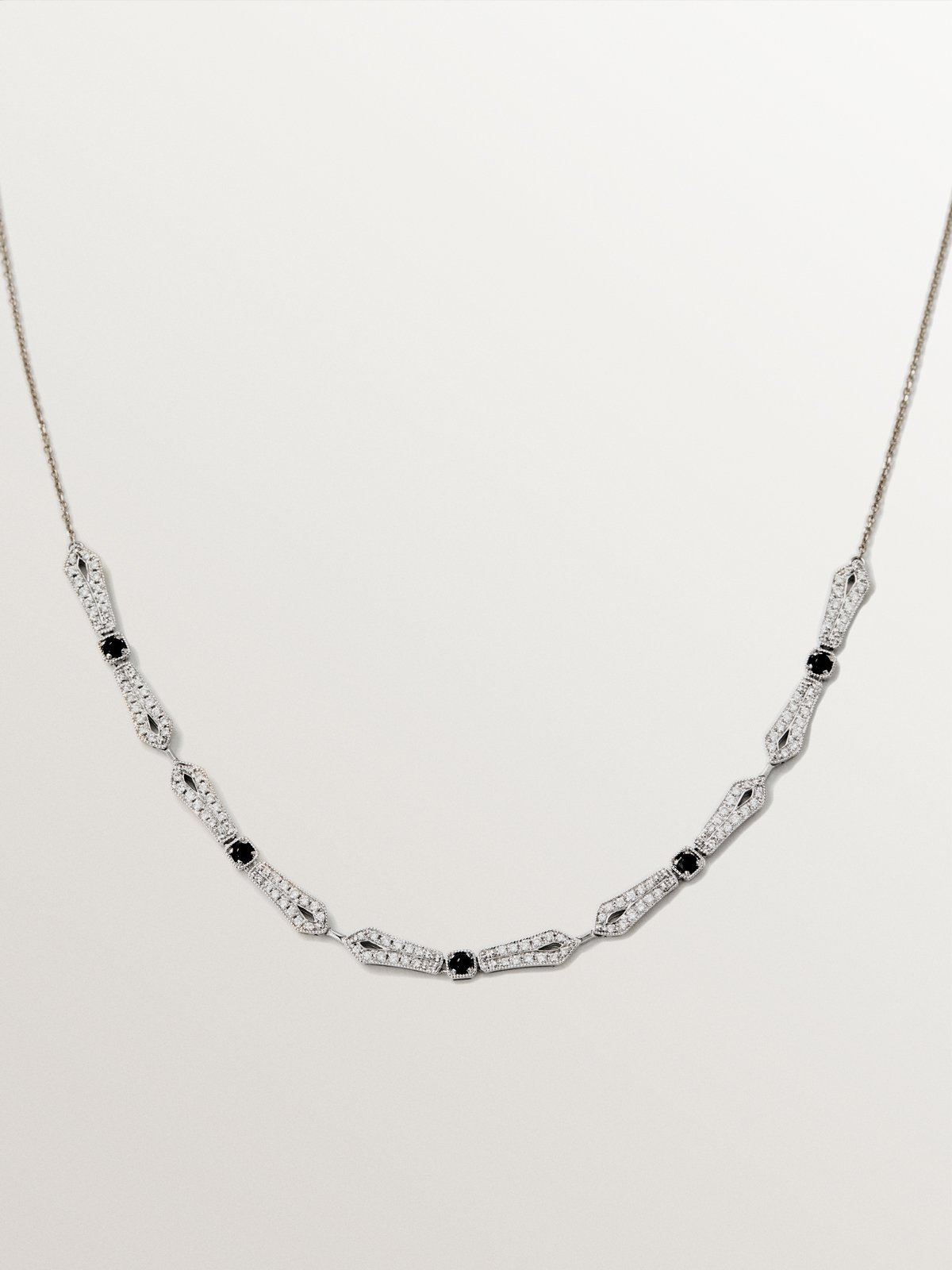 Colgante de oro blanco 18K con ónix negro y diamantes en talla brillante