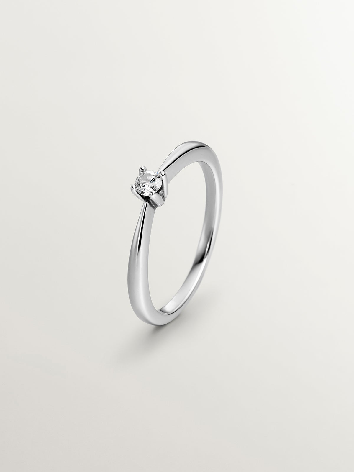 Anillo solitario de oro blanco de 18K con diamante en talla brillante