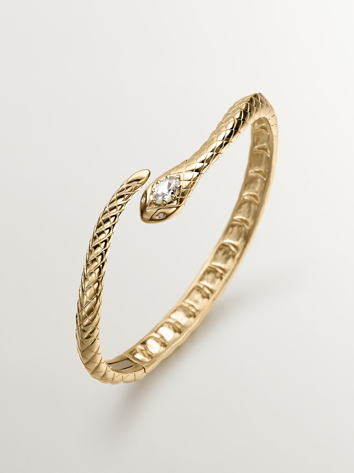 Bracelet en argent 925 plaqué en or jaune 18K en forme de serpent, avec topazes et saphirs blancs.