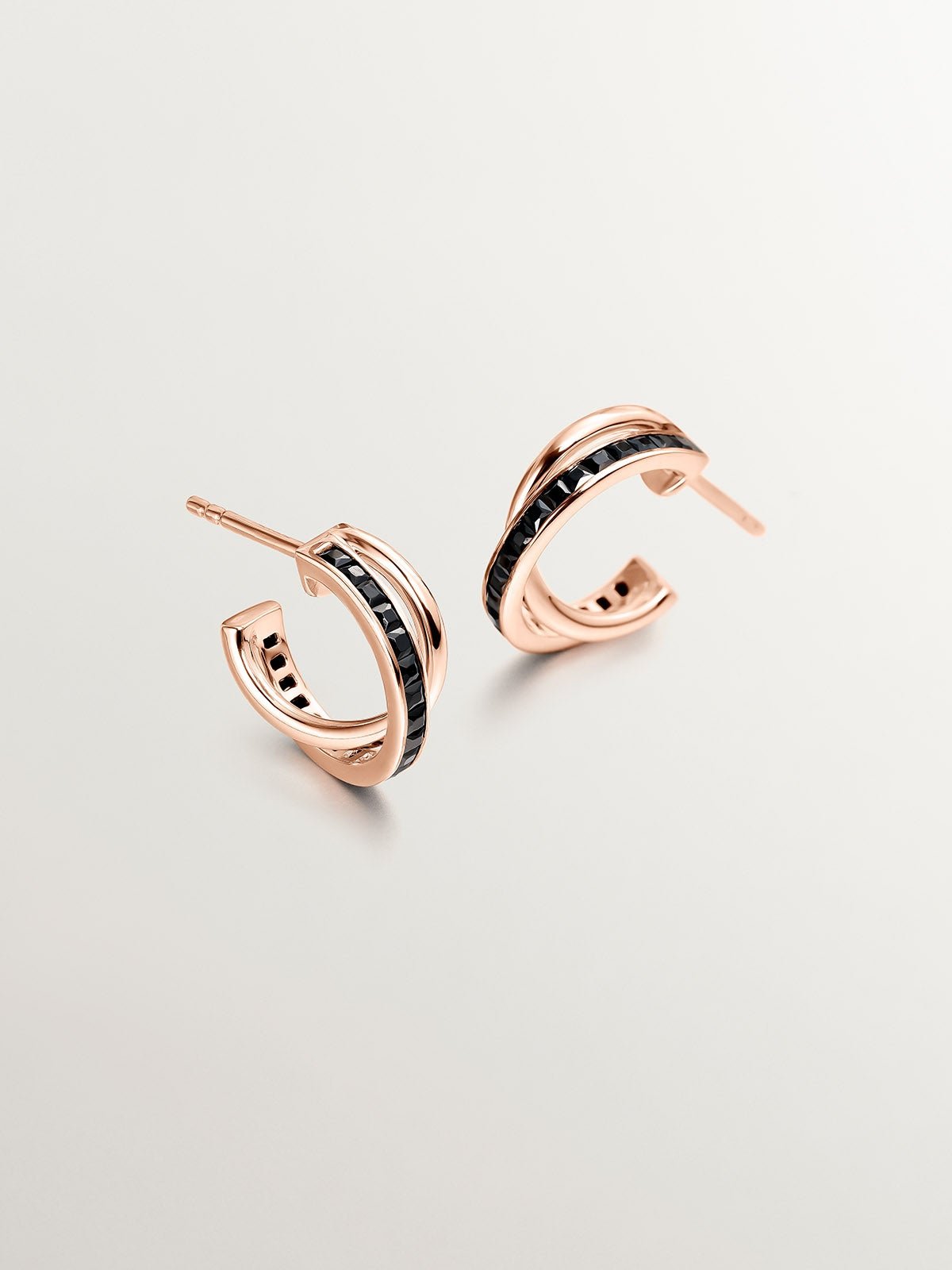 Double hoop earrings made of 925 silver bathed in 18K rose gold with black spinels.
