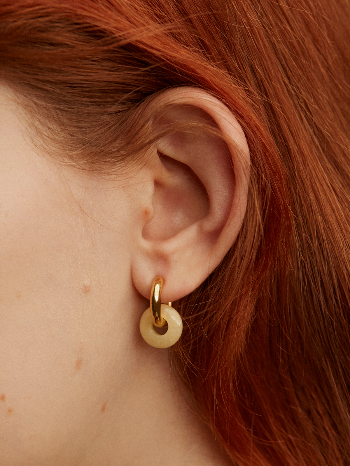 Pendientes de aro mediano de plata 925 bañada en oro amarillo de 18K con jade amarillo