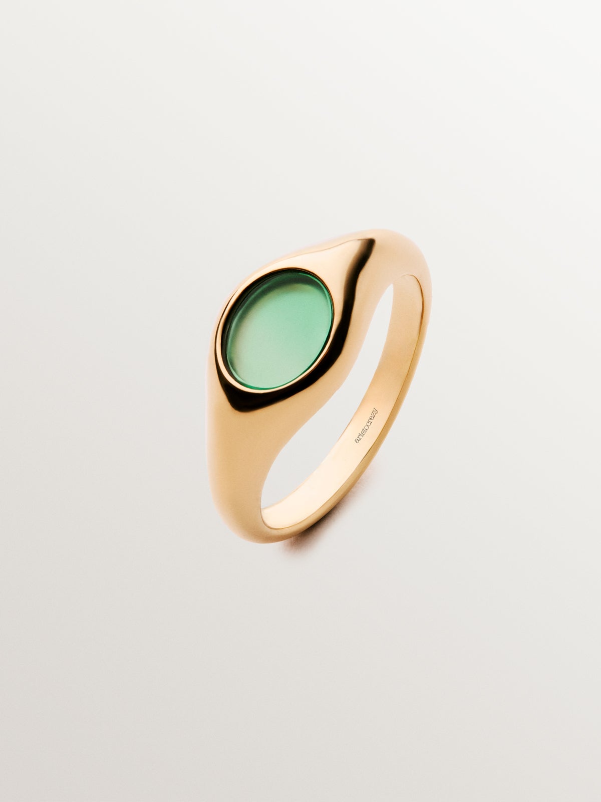 Anillo estilo sello de plata 925 bañada en oro amarillo de 18K con ónix verde central.