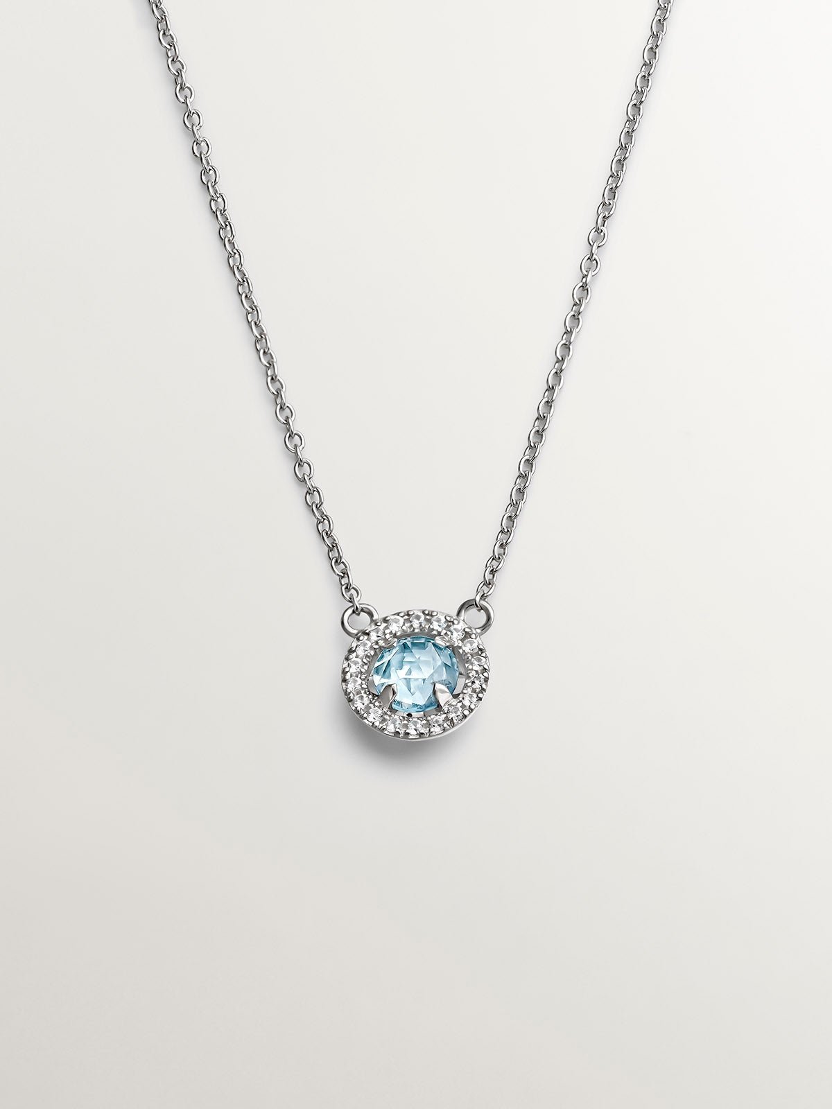 Collier en argent 925 avec topaze bleue et saphirs blancs.