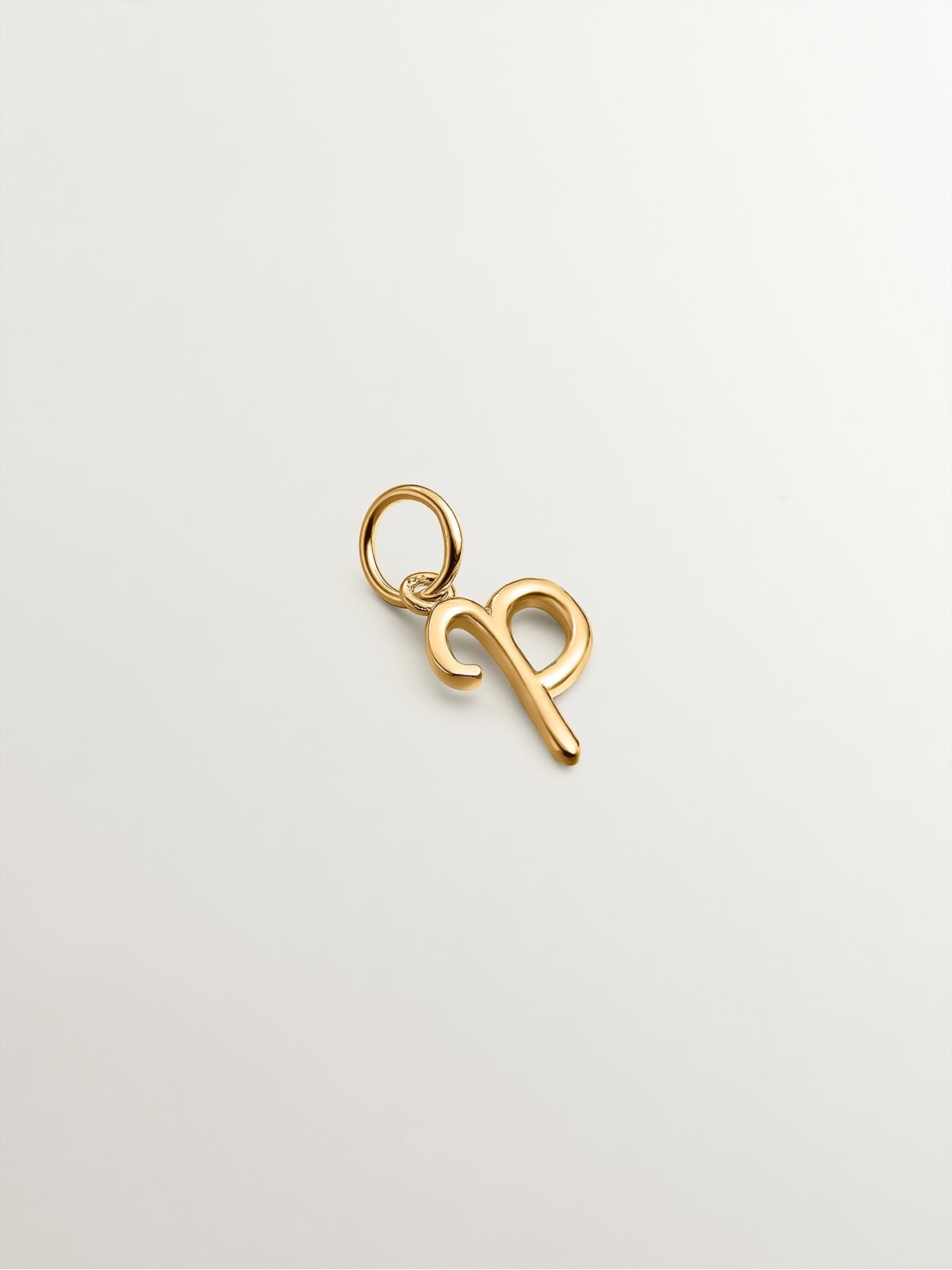 Charm de plata 925 bañada en oro amarillo de 18K con inicial P