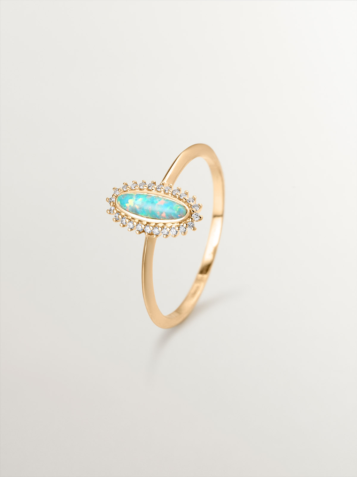 Anillo de oro amarillo de 18K con ópalo turquesa y diamantes blancos