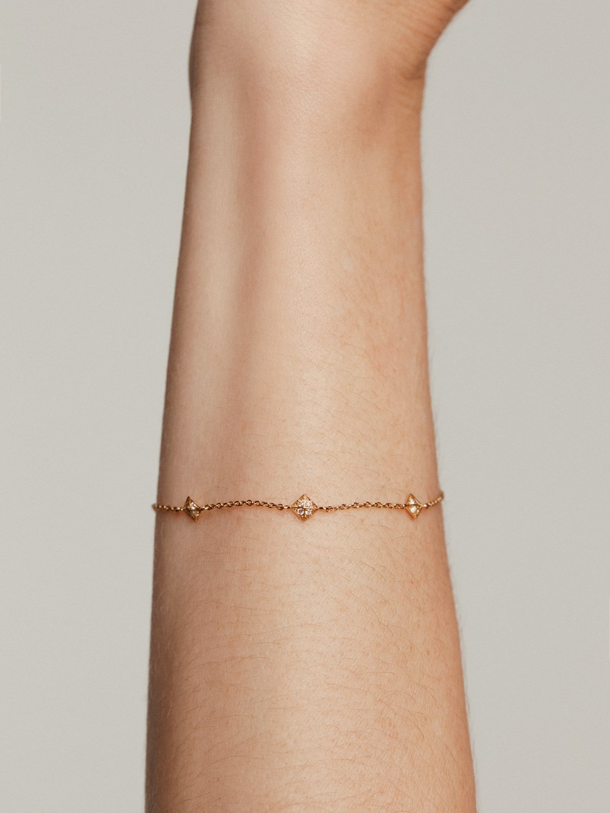 18K yellow gold bracelet with geometric shapes and diamonds