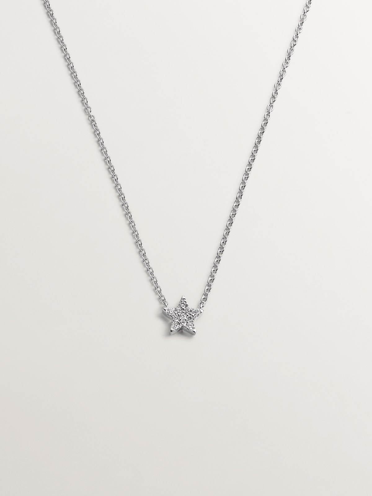 18K white gold pendant with diamond star