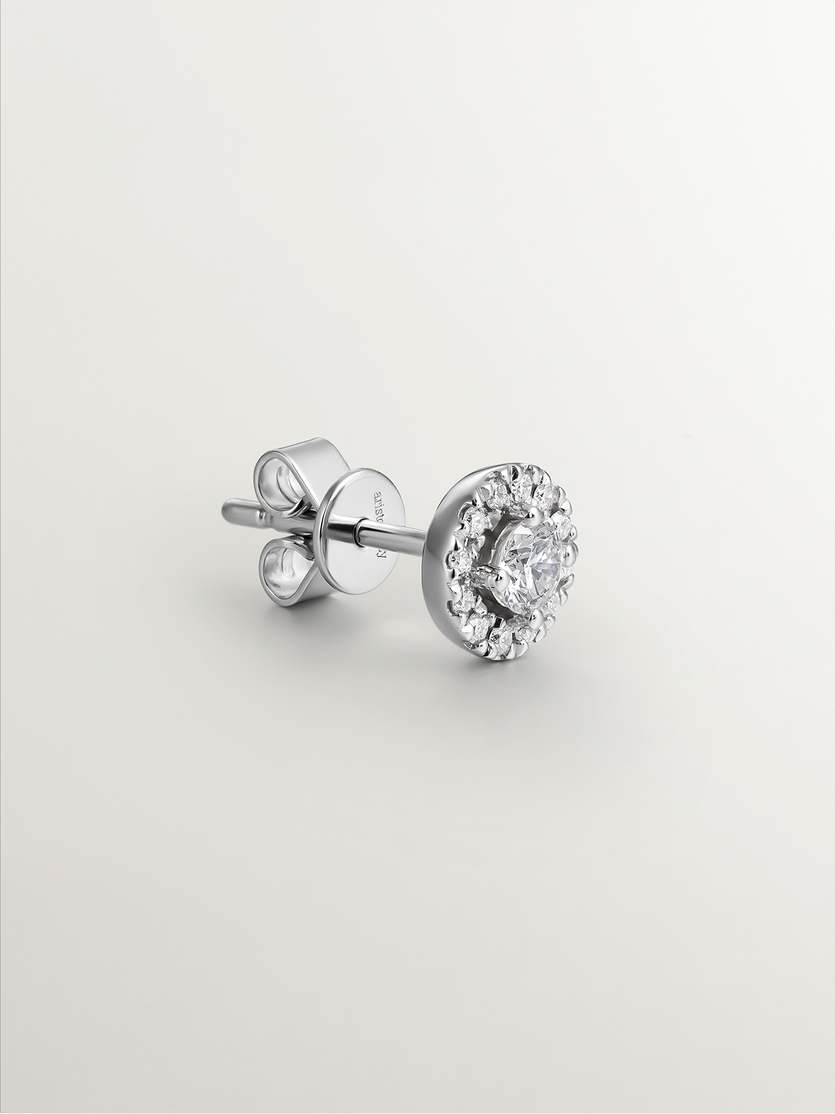 Butterfly style snap closure in 18K white gold