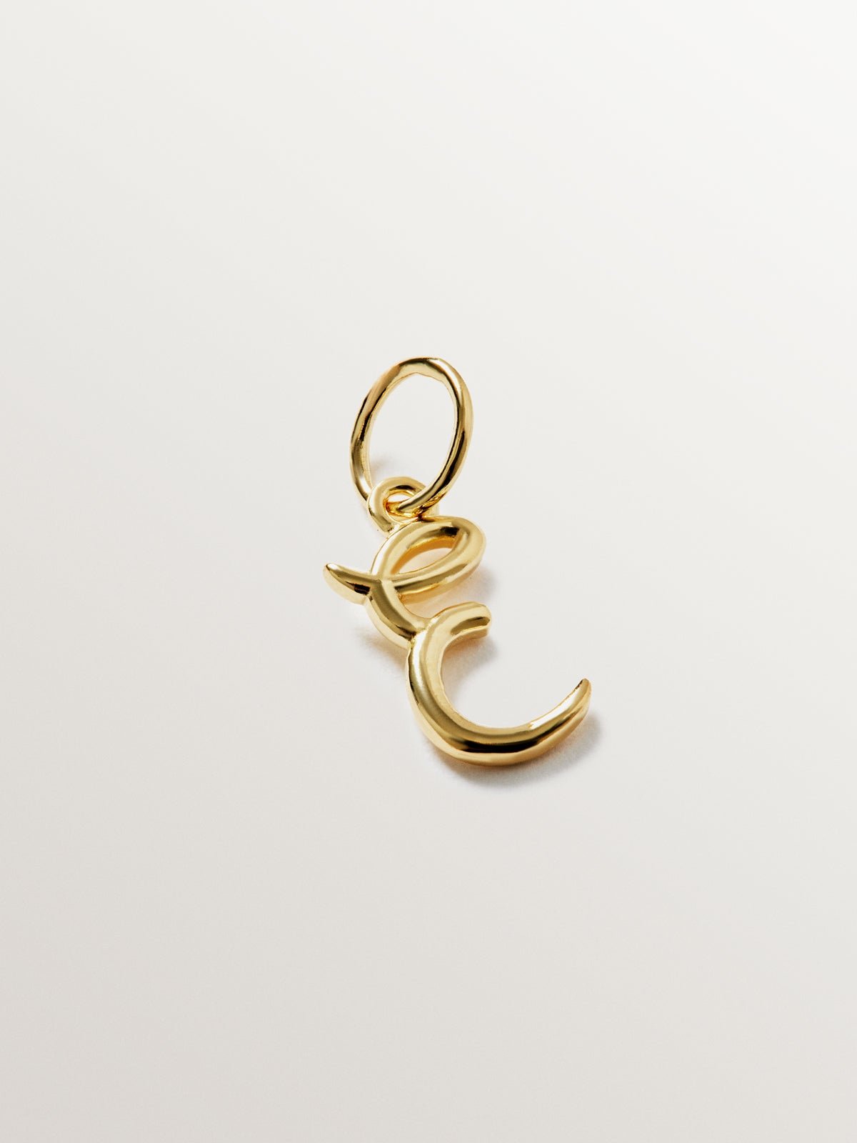 Charm de plata 925 bañada en oro amarillo de 18K con inicial E