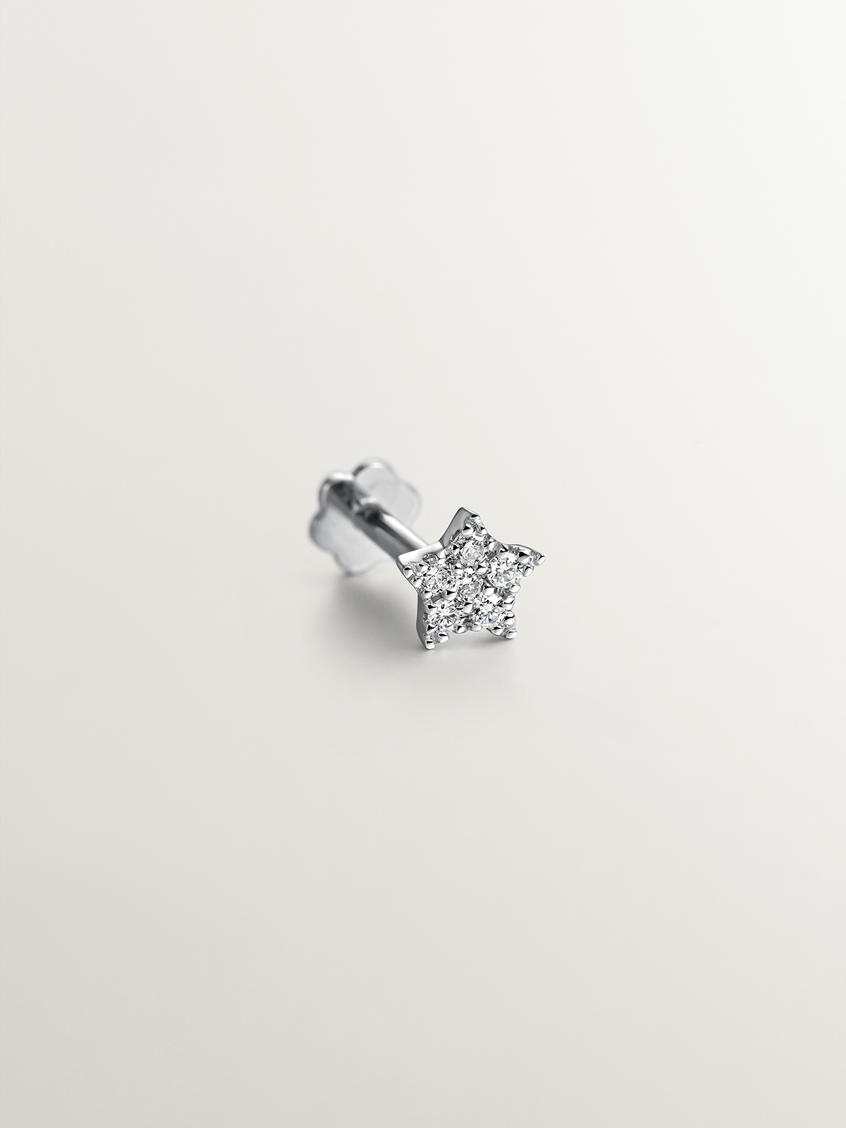 18K white gold piercing with 0.05 cts diamonds and star-shaped