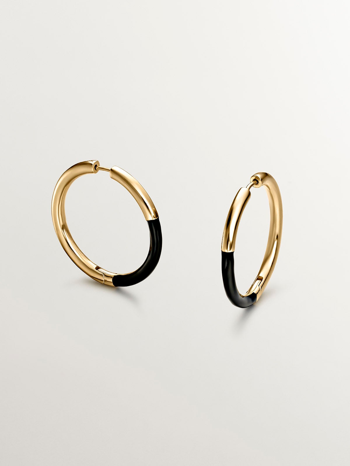 Pendientes de aro grandes de plata 925 bañada en oro amarillo de 18K con esmalte negro