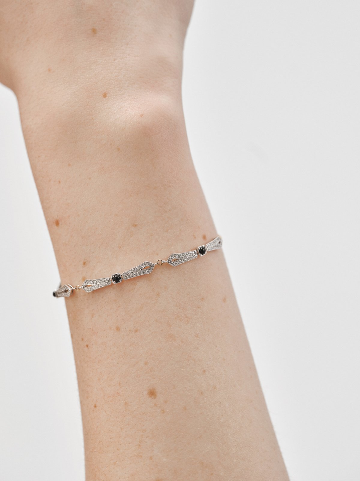 18K white gold bracelet with black onyx and brilliant-cut diamonds
