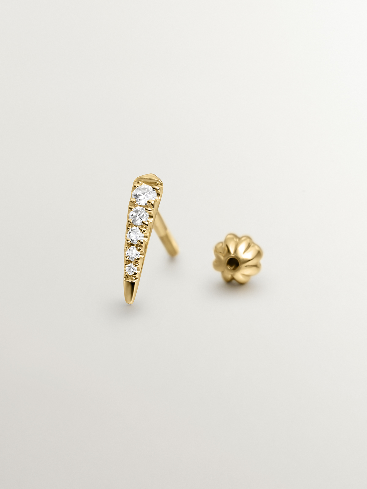 Individual 9K yellow gold earring with diamonds.