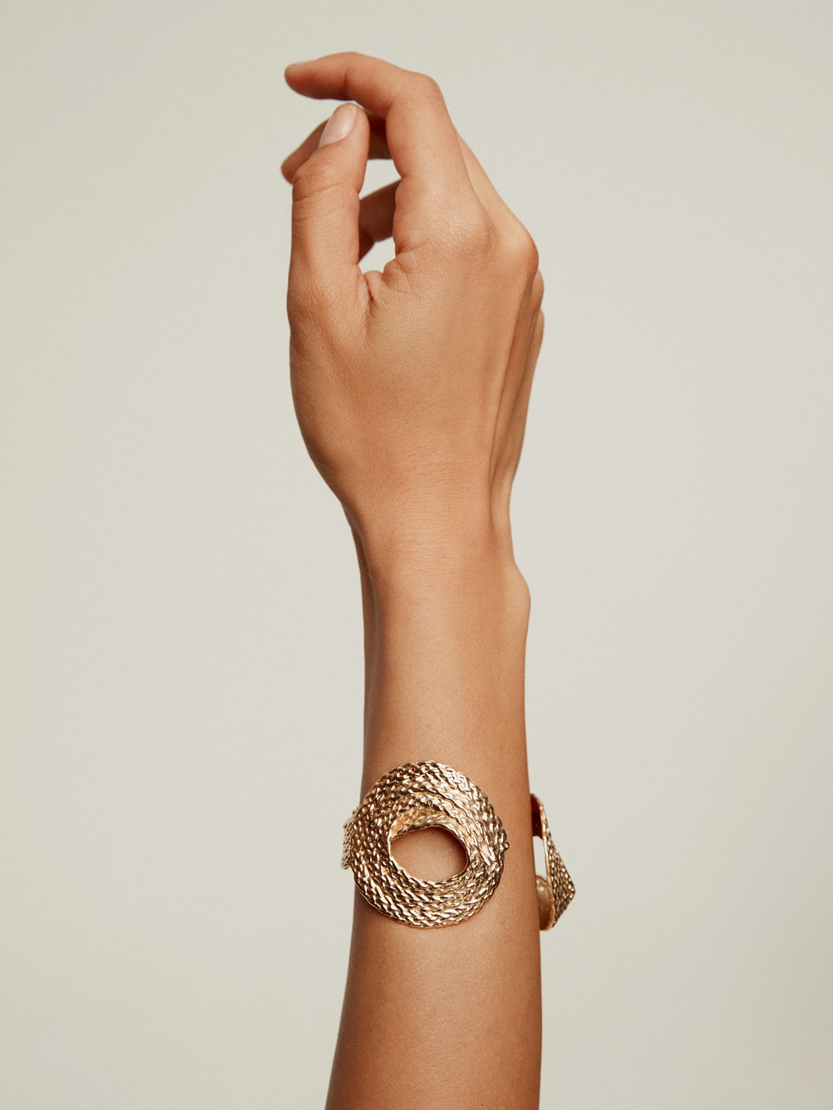 Wide rigid 925 silver bracelet bathed in 18K yellow gold with wicker texture.