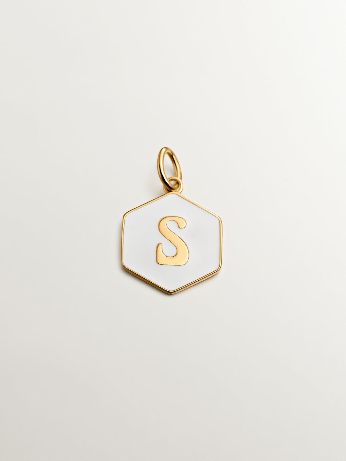 Charm de plata 925 bañada en oro amarillo de 18K con inicial S y esmalte blanco con forma hexagonal