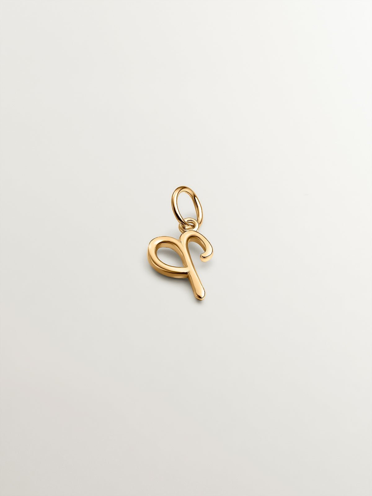 Charm de plata 925 bañada en oro amarillo de 18K con inicial P