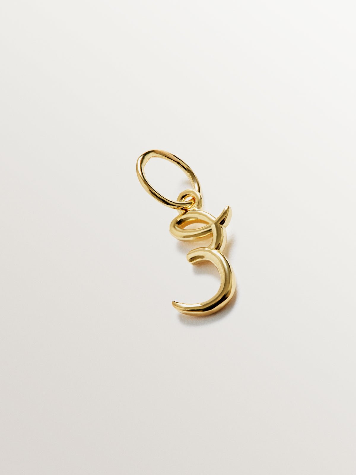 Charm de plata 925 bañada en oro amarillo de 18K con inicial E