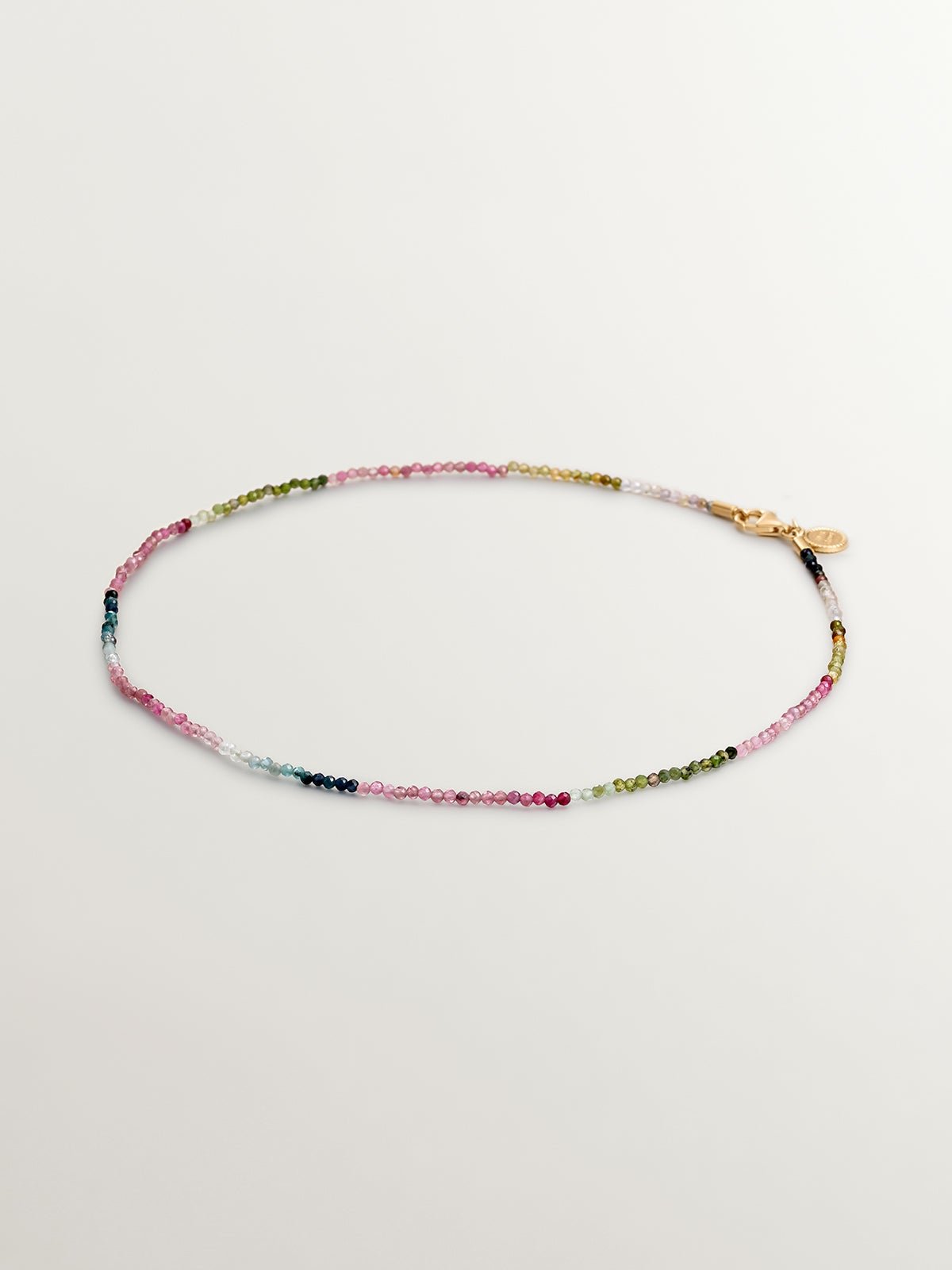 Collier en argent 925 plaqué or jaune 18K avec des petites boules de tourmaline multicolore.