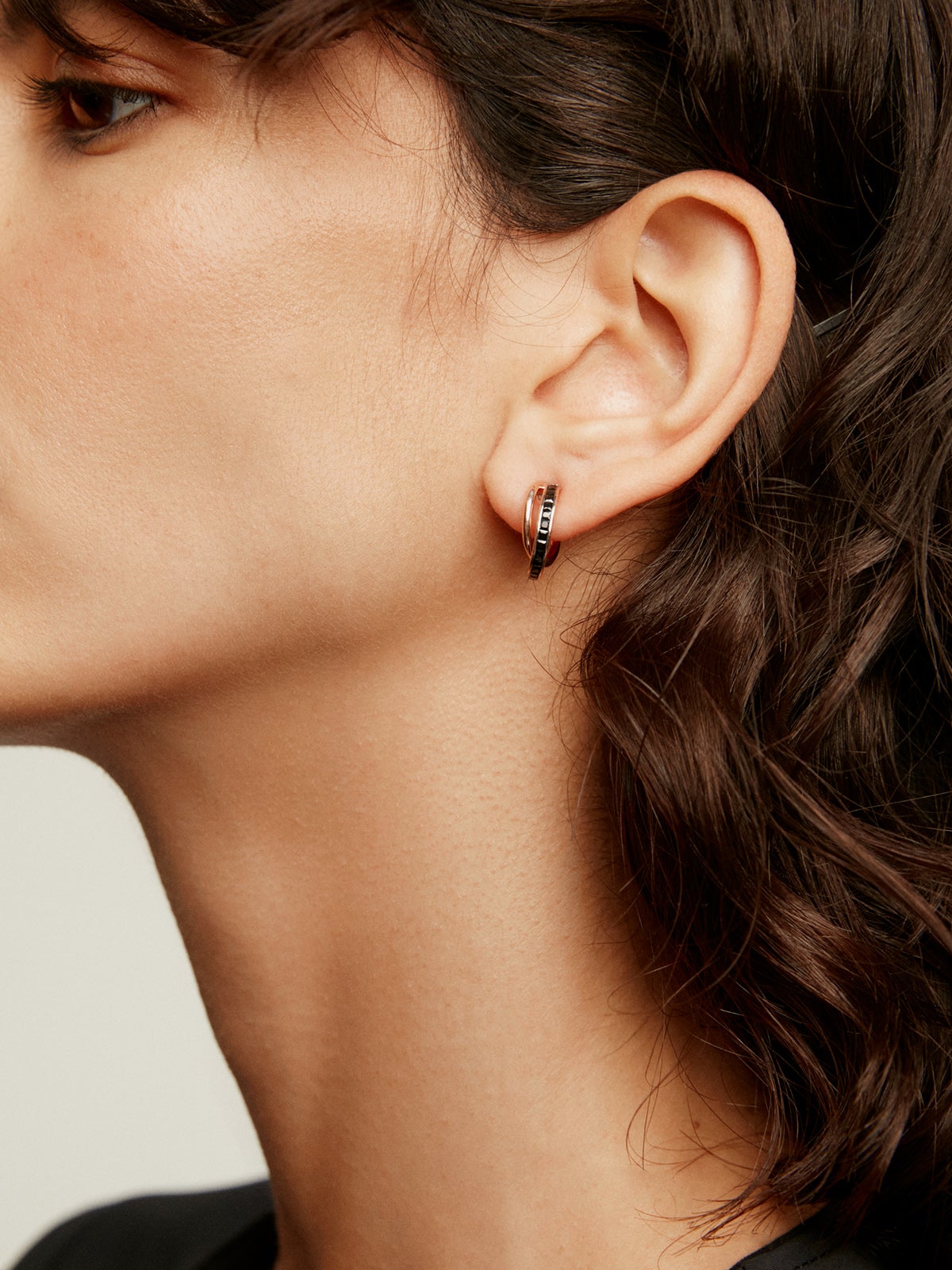 Double hoop earrings made of 925 silver bathed in 18K rose gold with black spinels.