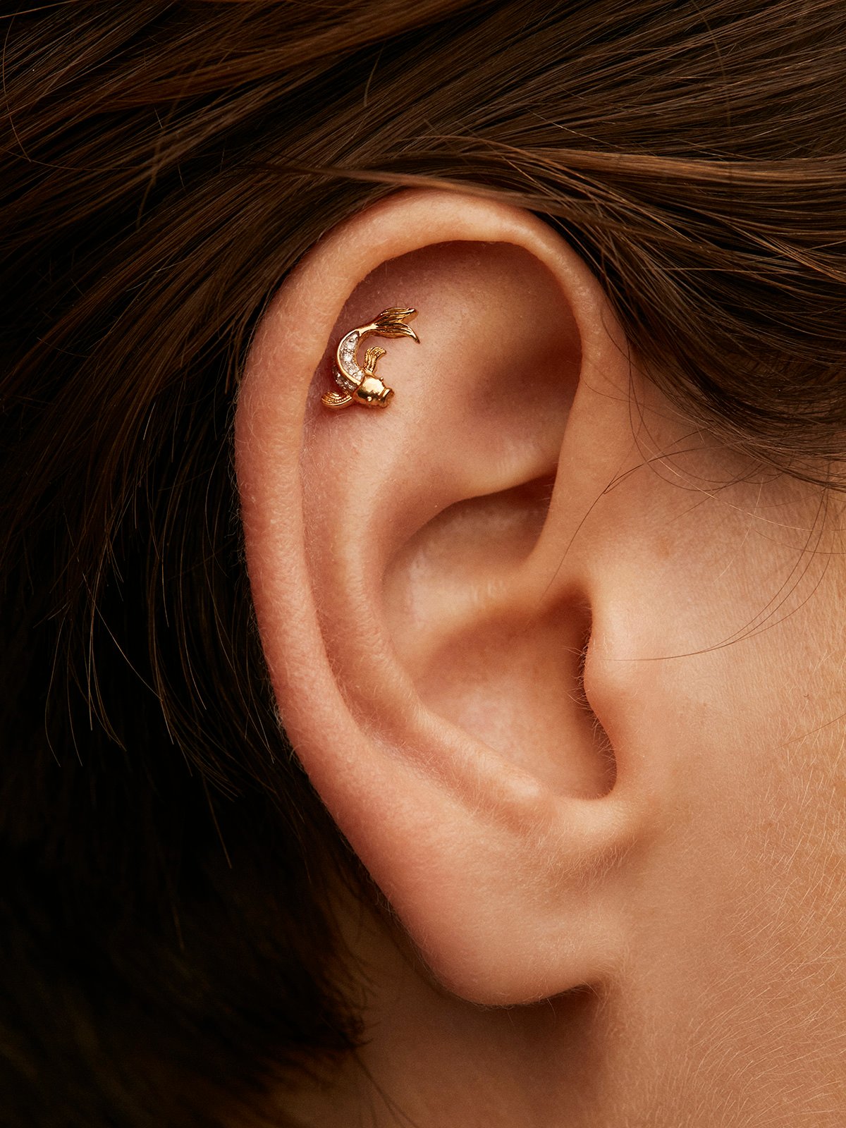 Boucle d'oreille individuelle en or jaune 18K avec des diamants en forme de poisson