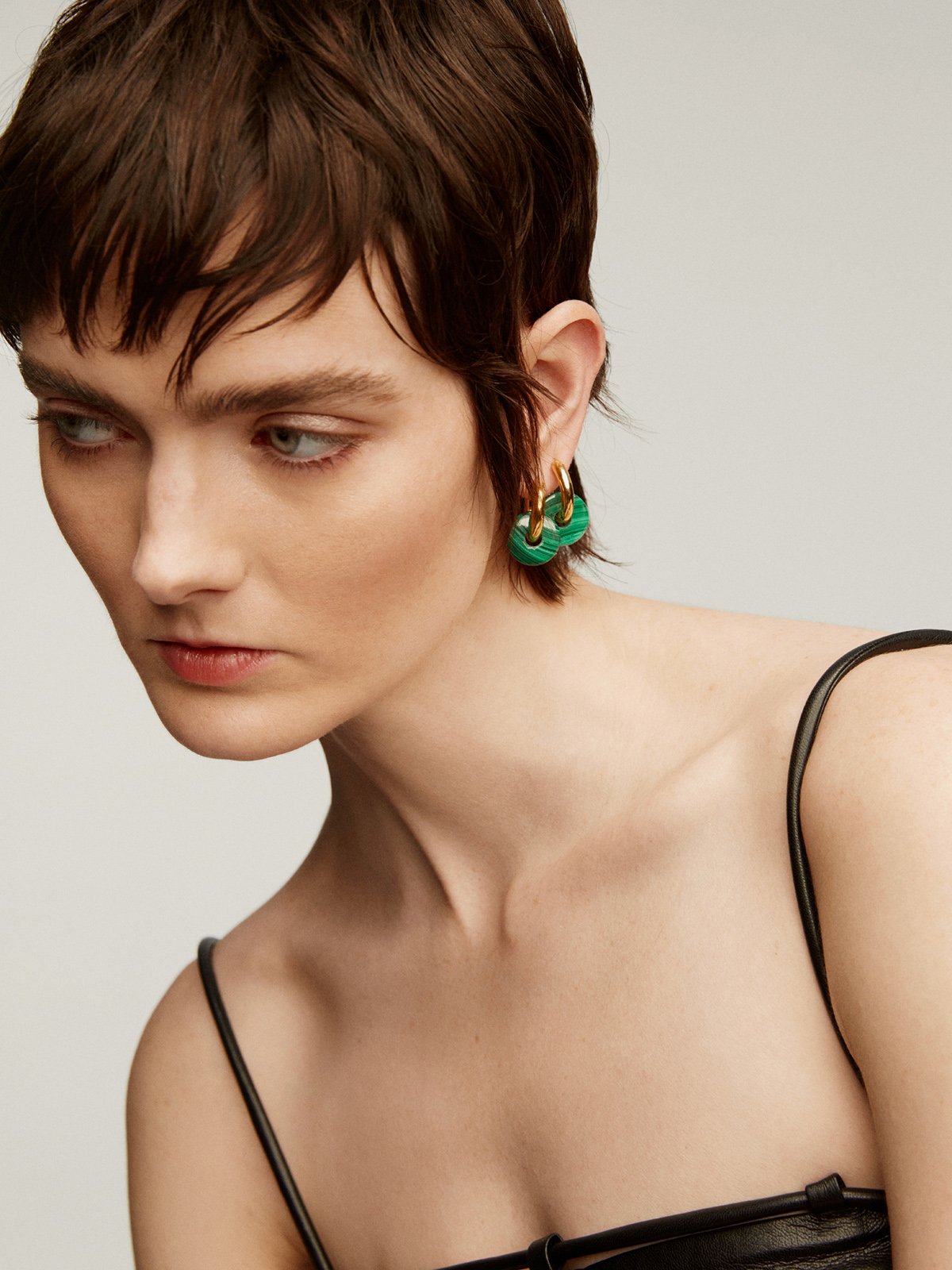 Medium hoop earrings made of 925 silver, gold plated in 18K yellow gold with green malachite.