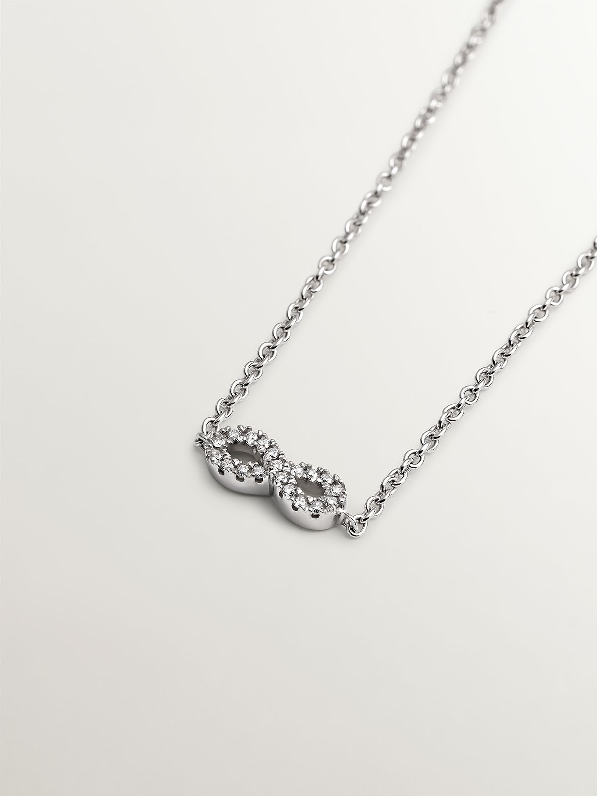 Pulsera de oro blanco de 18K con infinito y diamantes