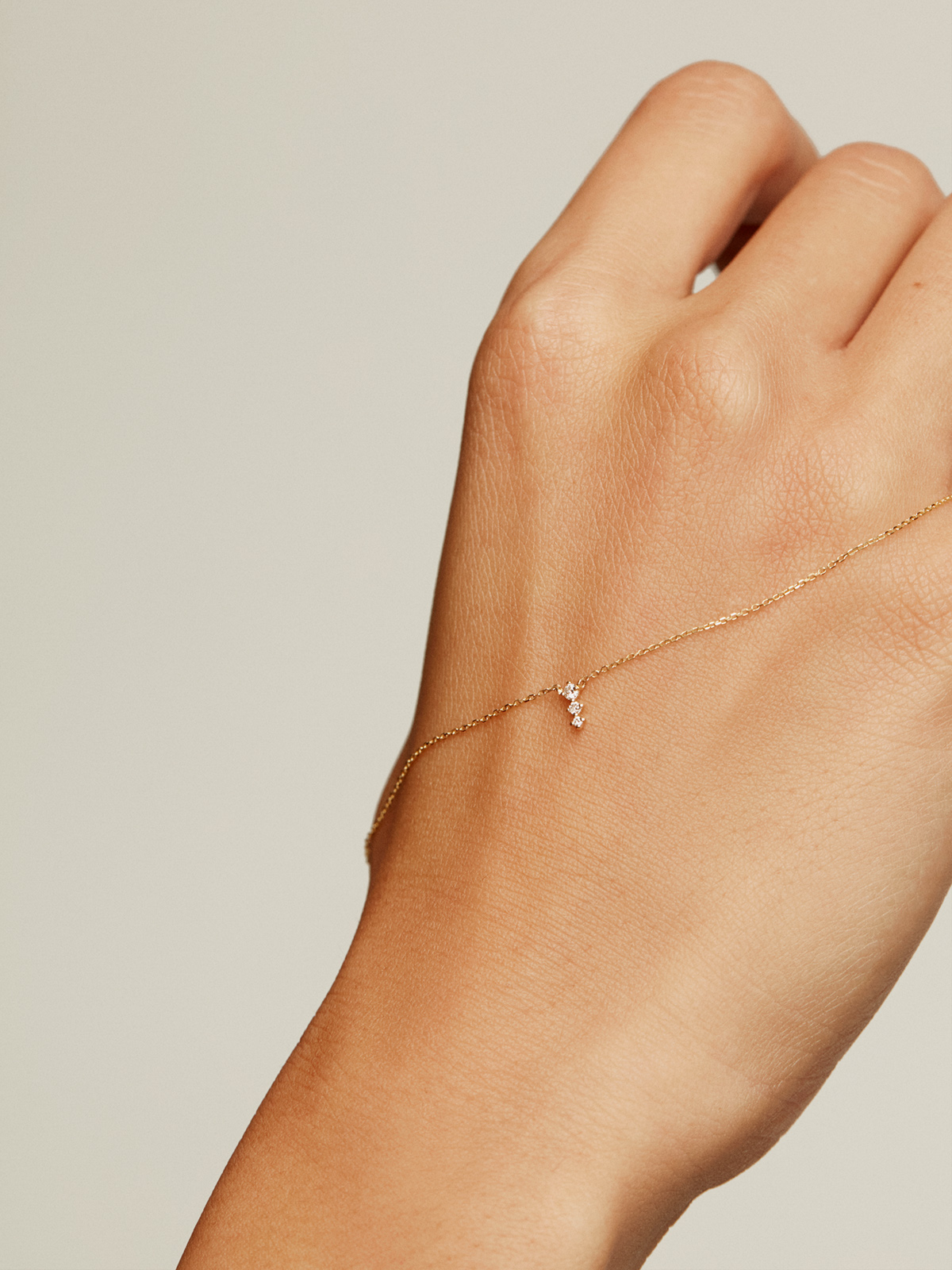 18K yellow gold pendant with triple diamond.