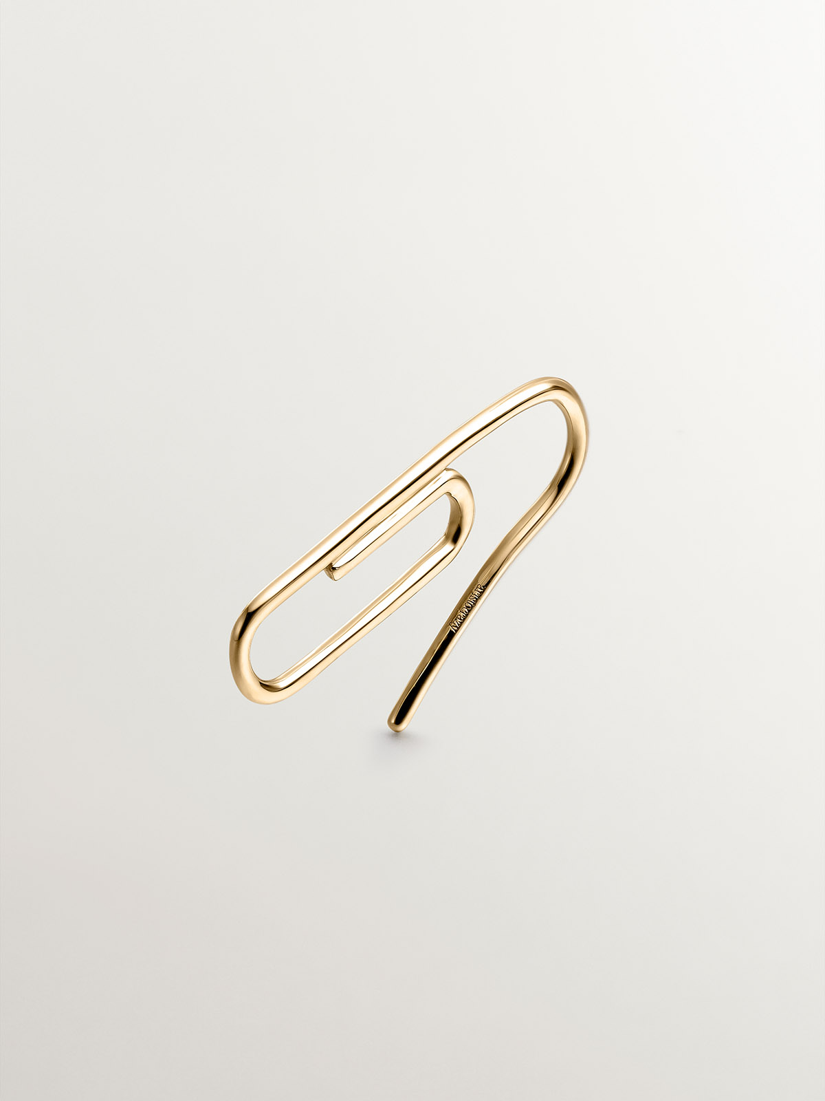 Individual 9K yellow gold earring in the shape of a clip.