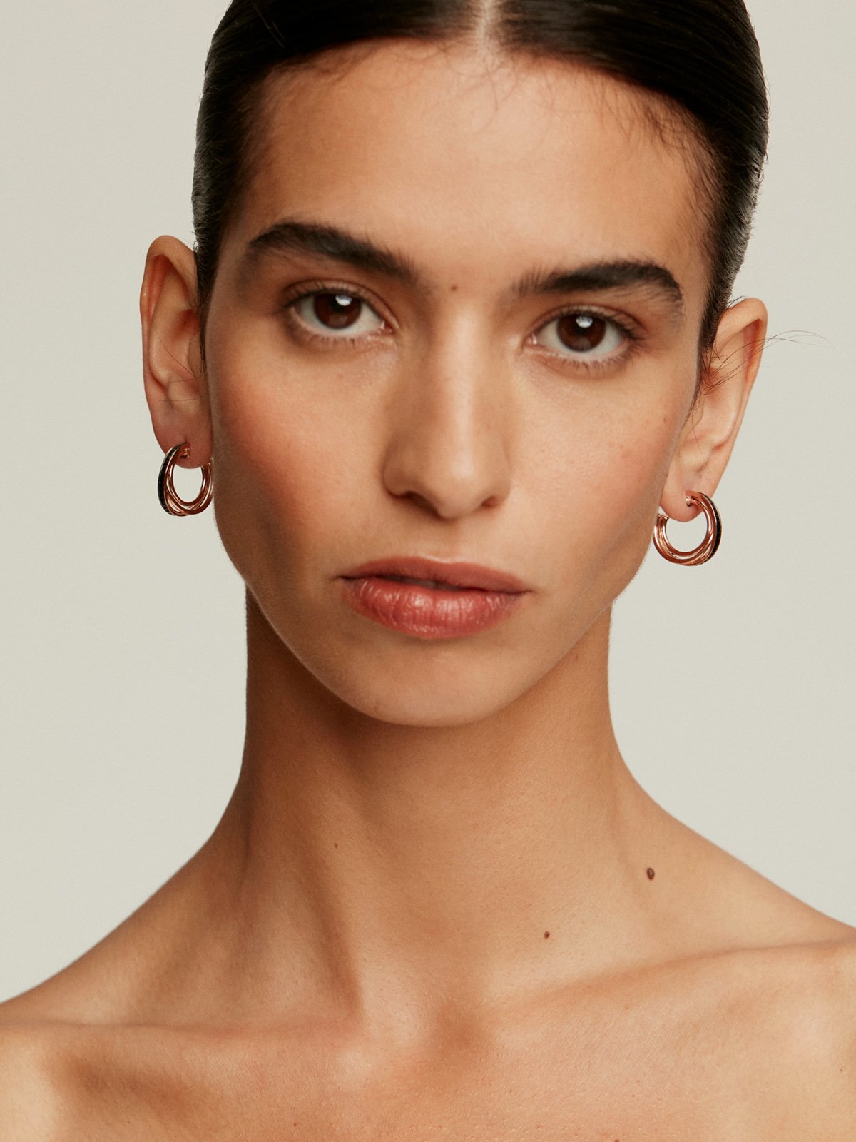 Pendientes de aro triple de plata 925 bañada en oro rosa de 18K con espinelas negras
