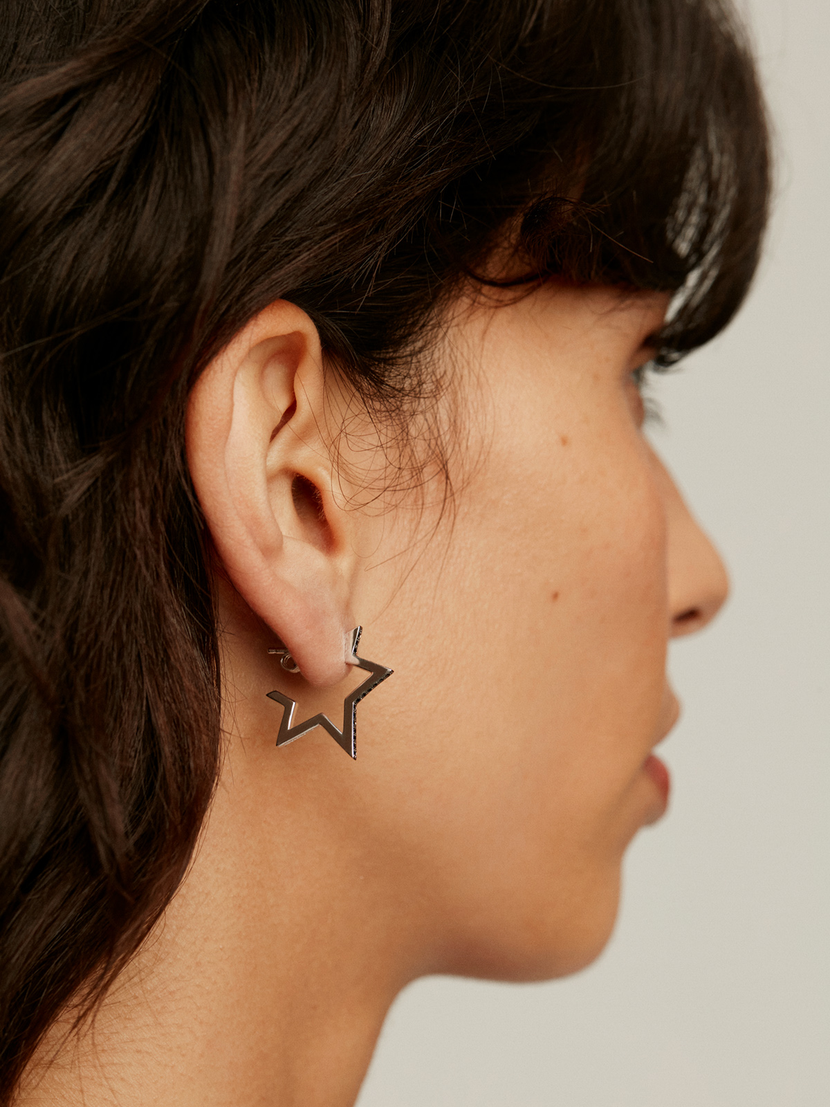 925 Silver earrings in the shape of a star with black spinels.