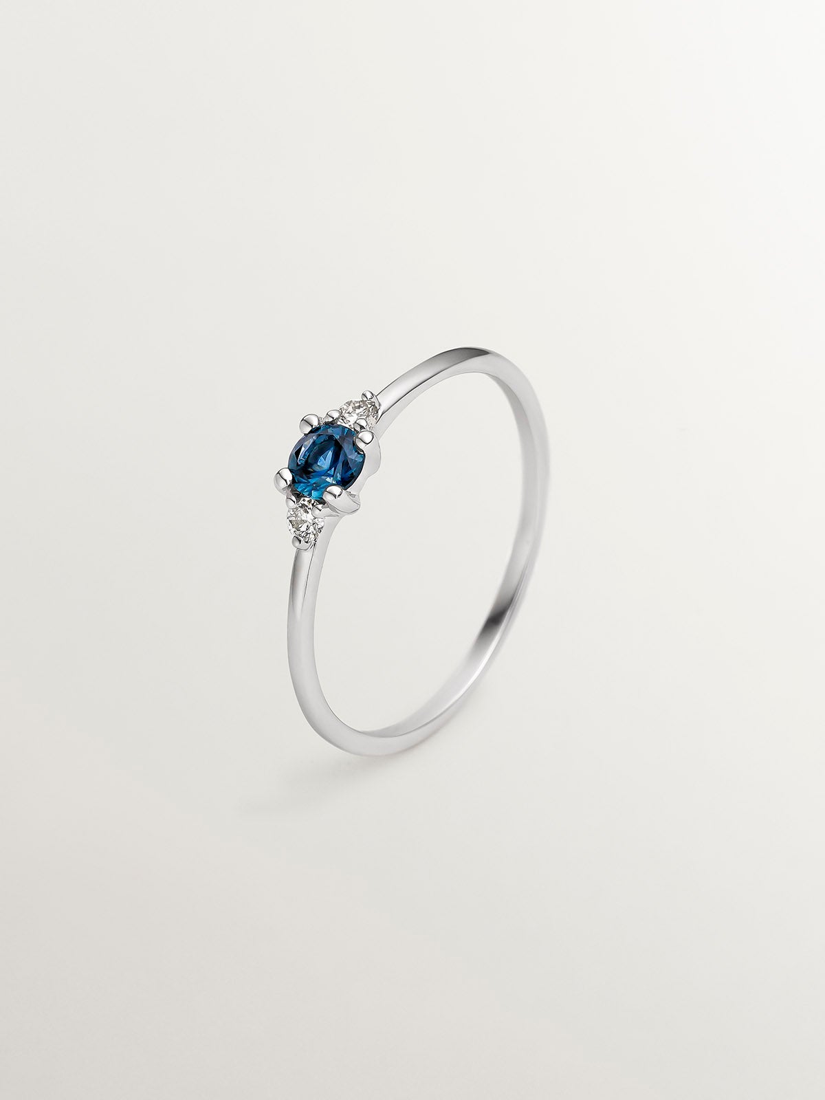 Bague en or blanc 9K avec saphir bleu et diamants