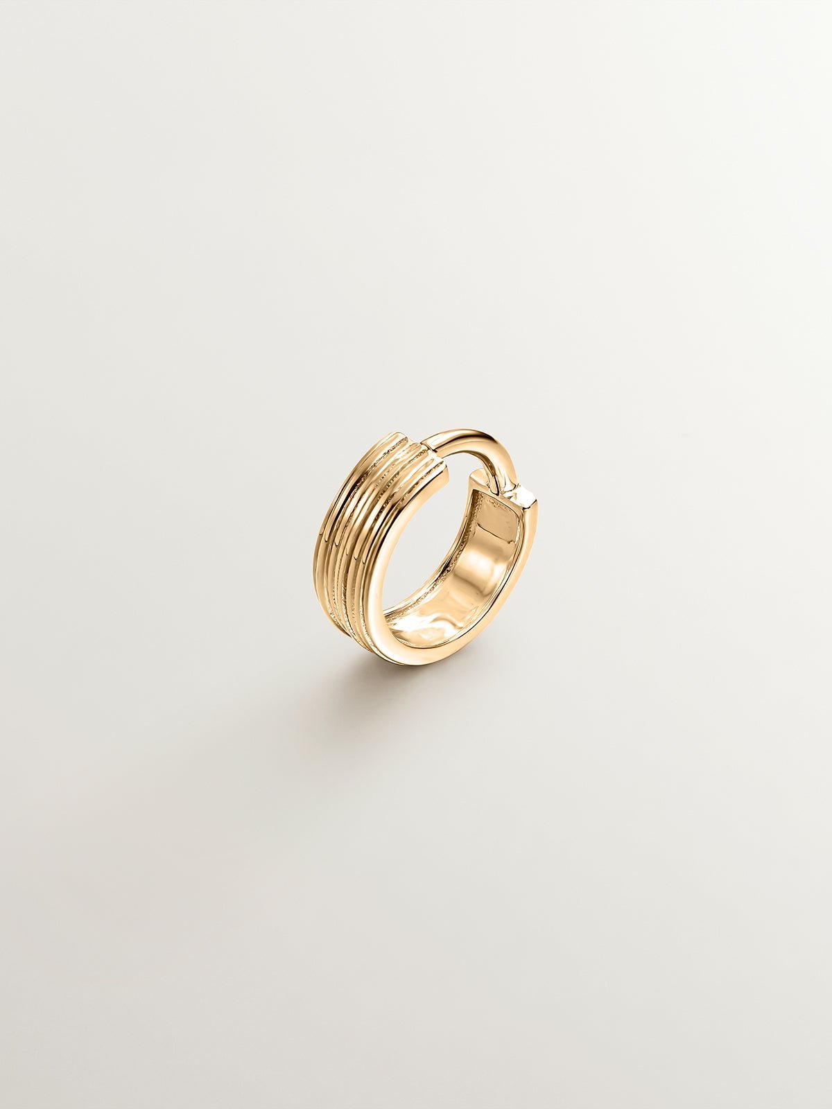 Pendiente individual de aro ancho de oro amarillo de 9K con textura