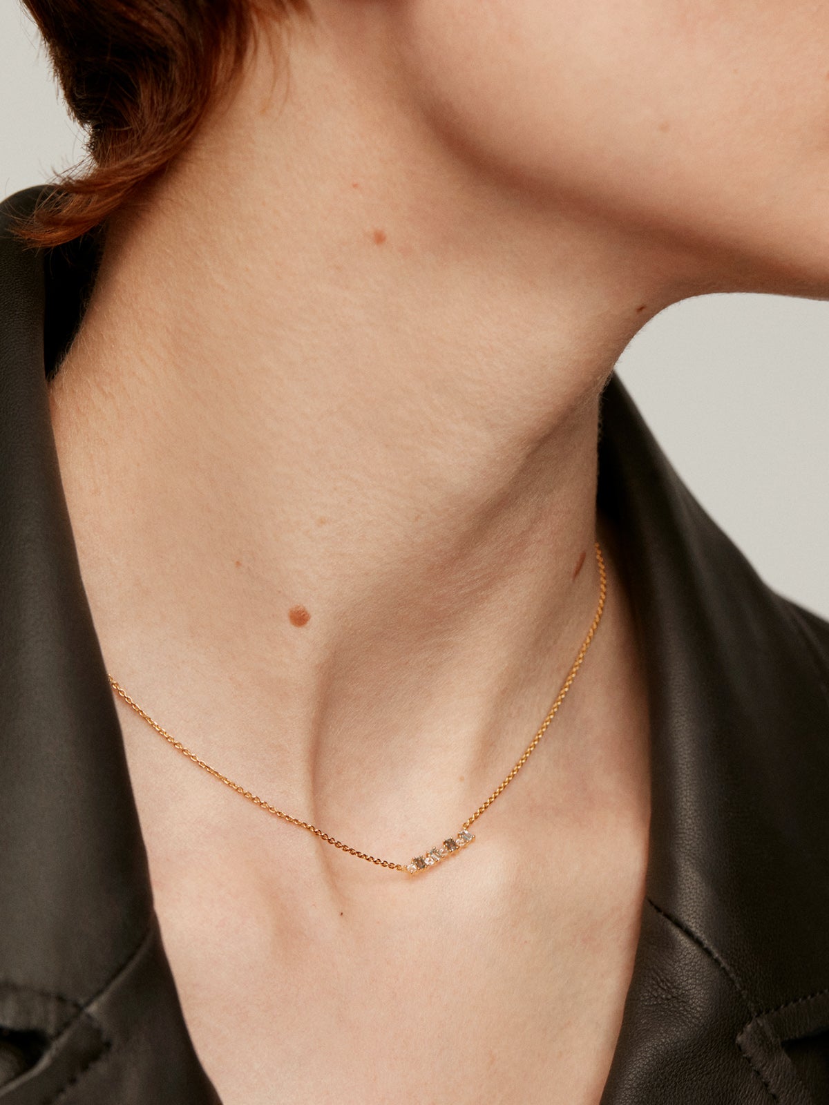 Colgante de plata 925 bañada en oro amarillo de 18K con topacios azules y blancos