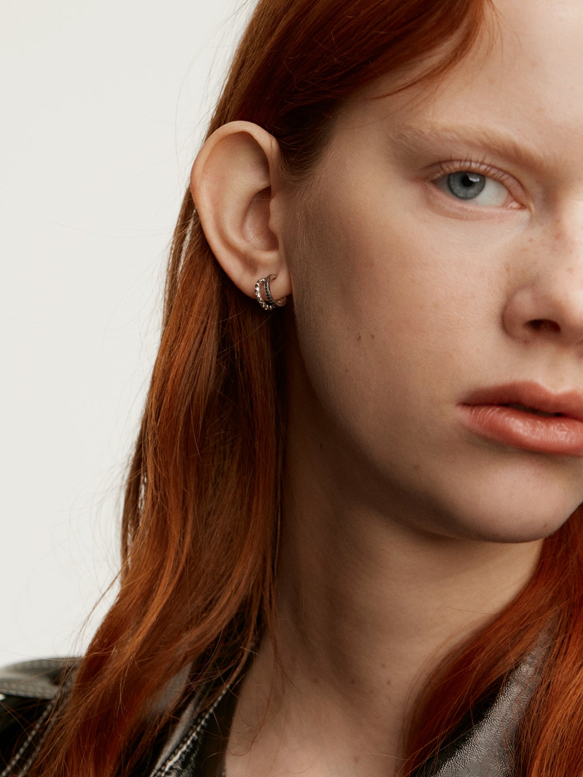 Petites boucles d'oreilles en double anneau en argent 925 avec relief et spinelles noires