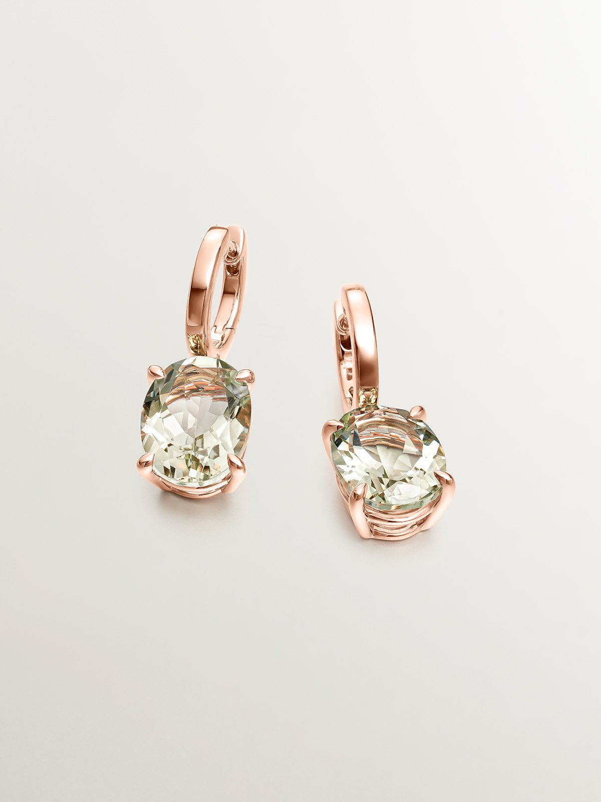 Large hoop earrings made of 925 silver plated in 18K yellow gold with green quartz.