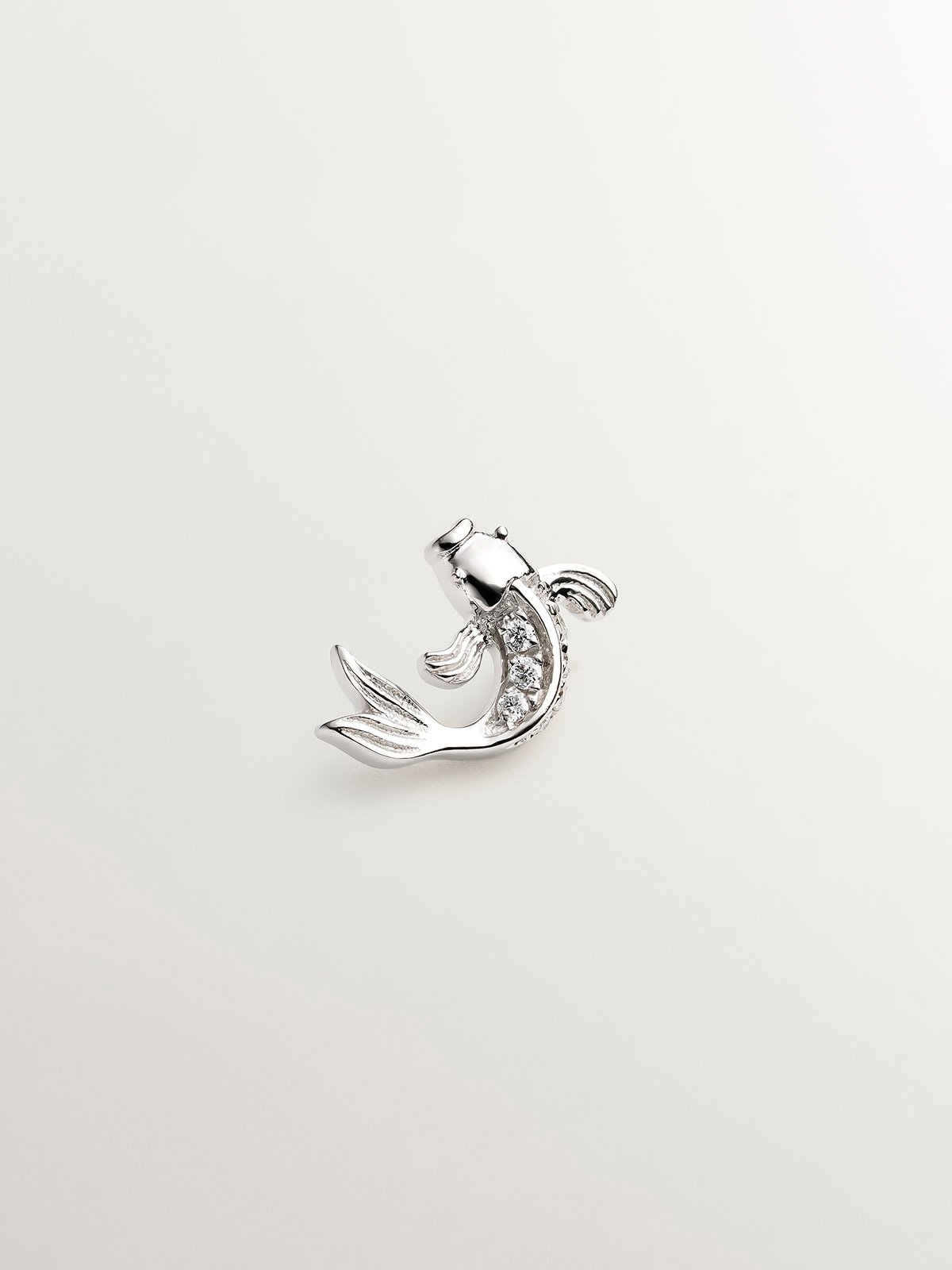 Piercing en or blanc 18K avec des diamants et en forme de poisson.
