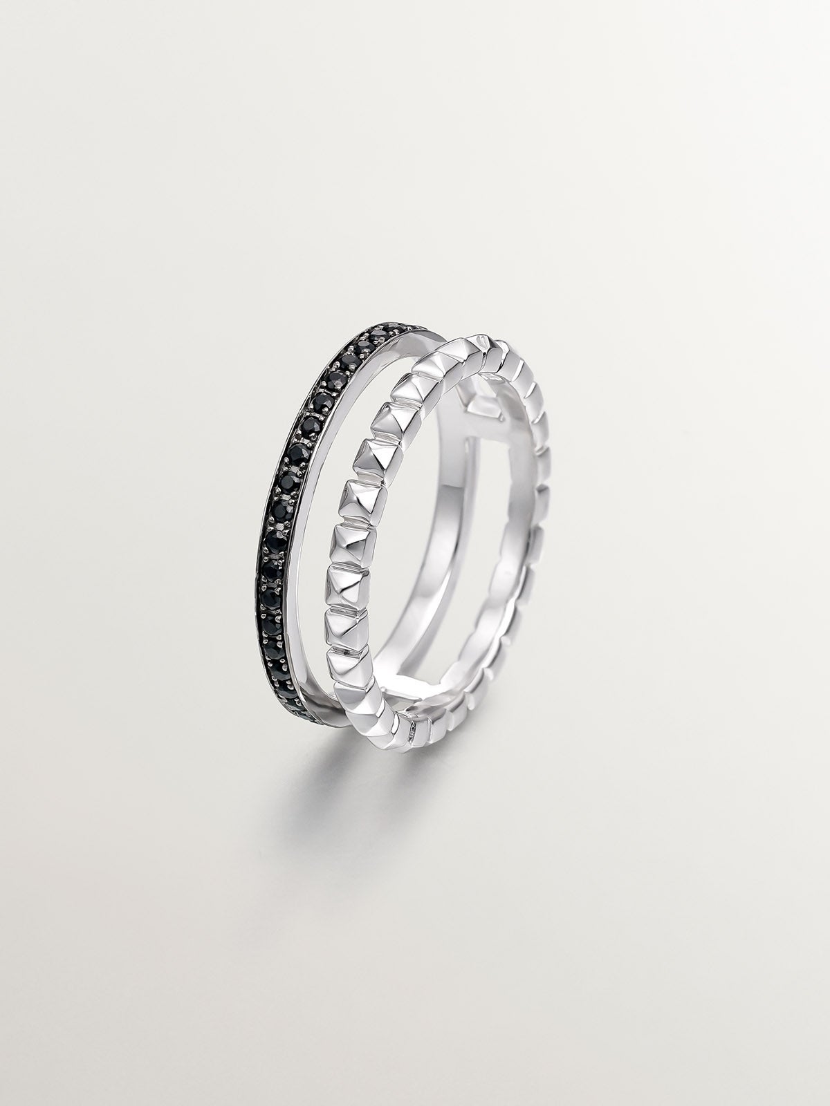 Anillo doble de plata 925 con relieve y espinelas negras