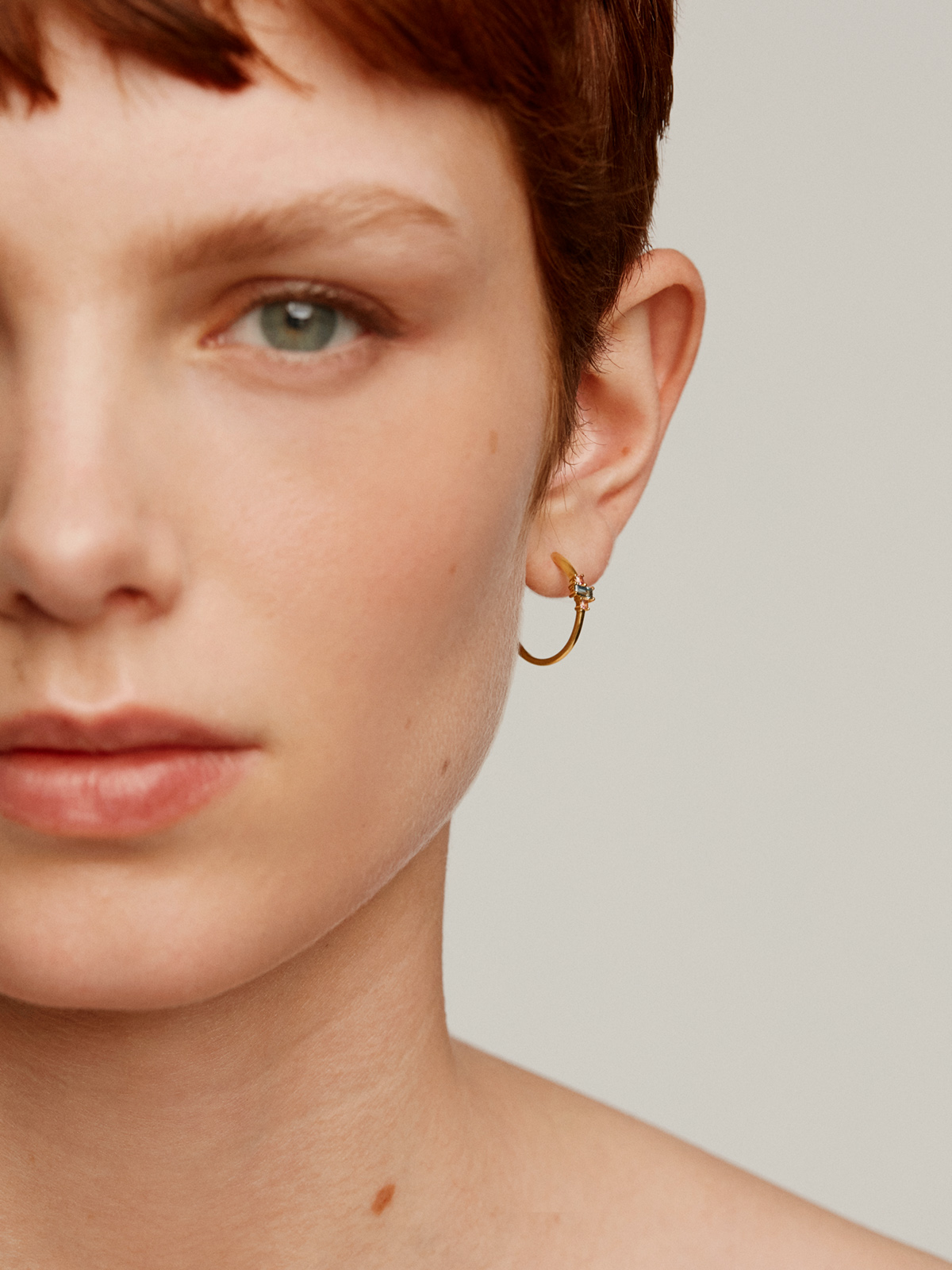 Pendientes de aro medianos de plata 925 bañada en oro amarillo de 18K con rodolitas rosas y topacios azul sky