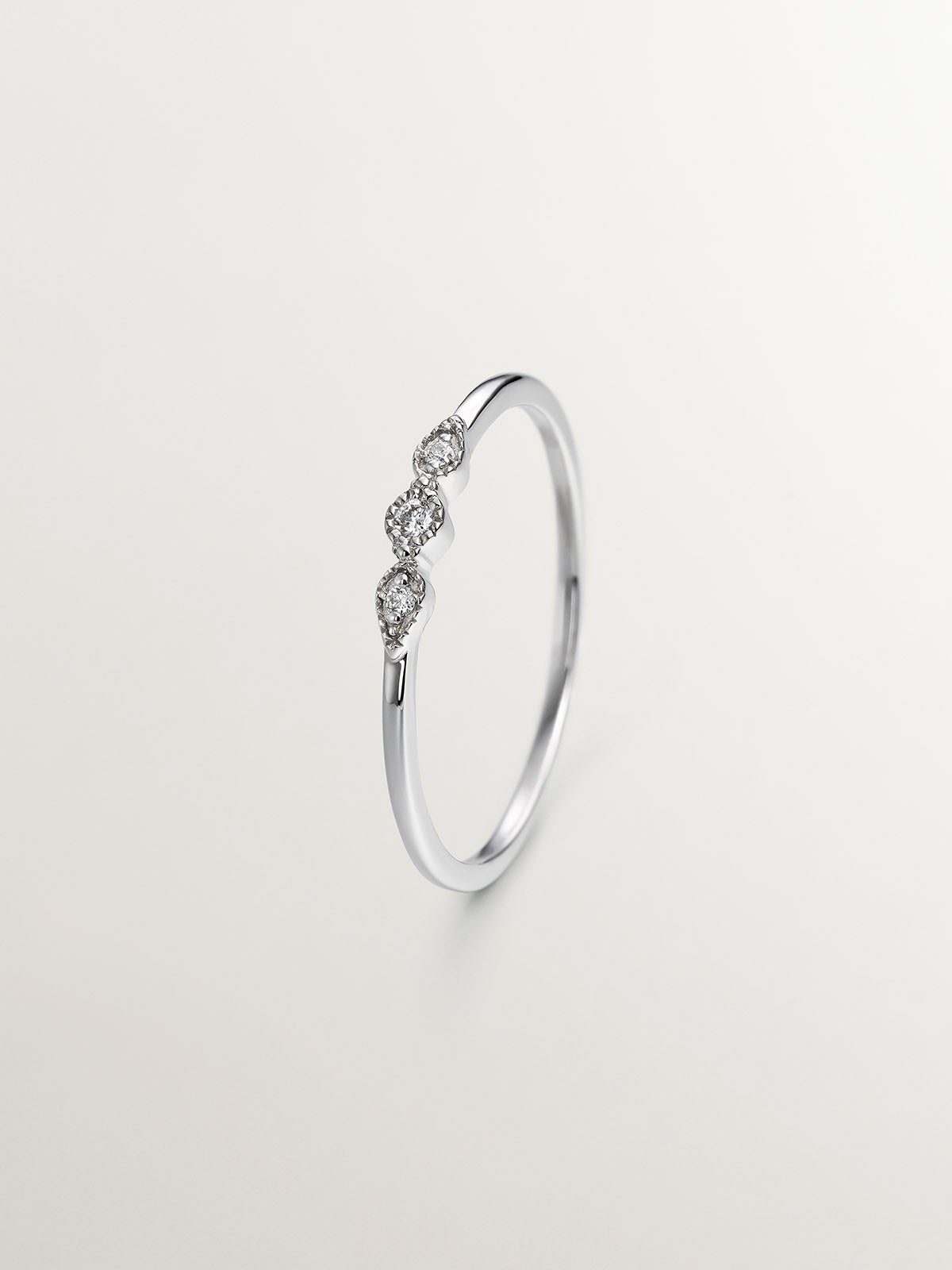 Anillo tresillo de oro blanco de 9K con diamantes 0,027