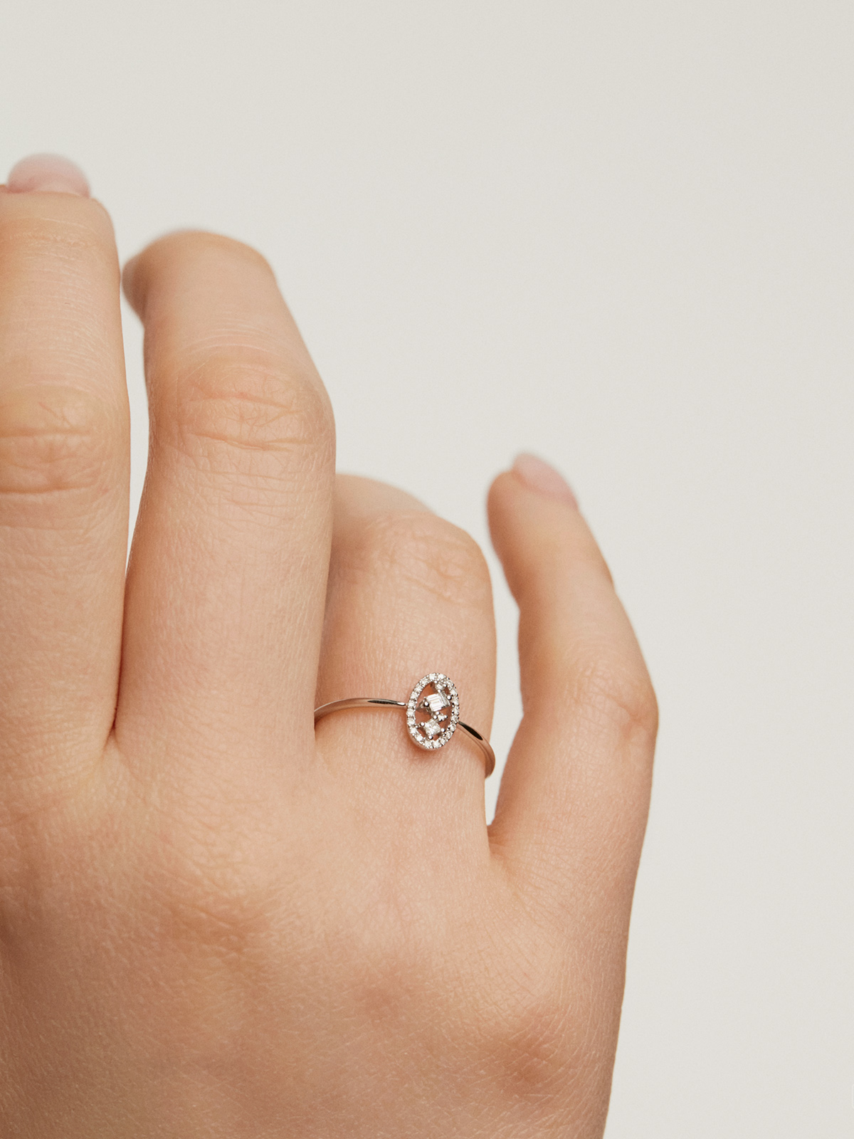 Bague ovale en or blanc 18kt avec des diamants et une bordure de diamants