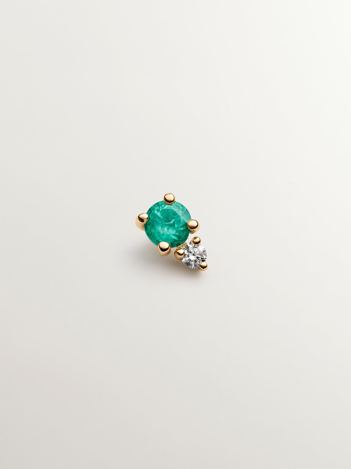 Individual 9K yellow gold earring with emerald and diamond.