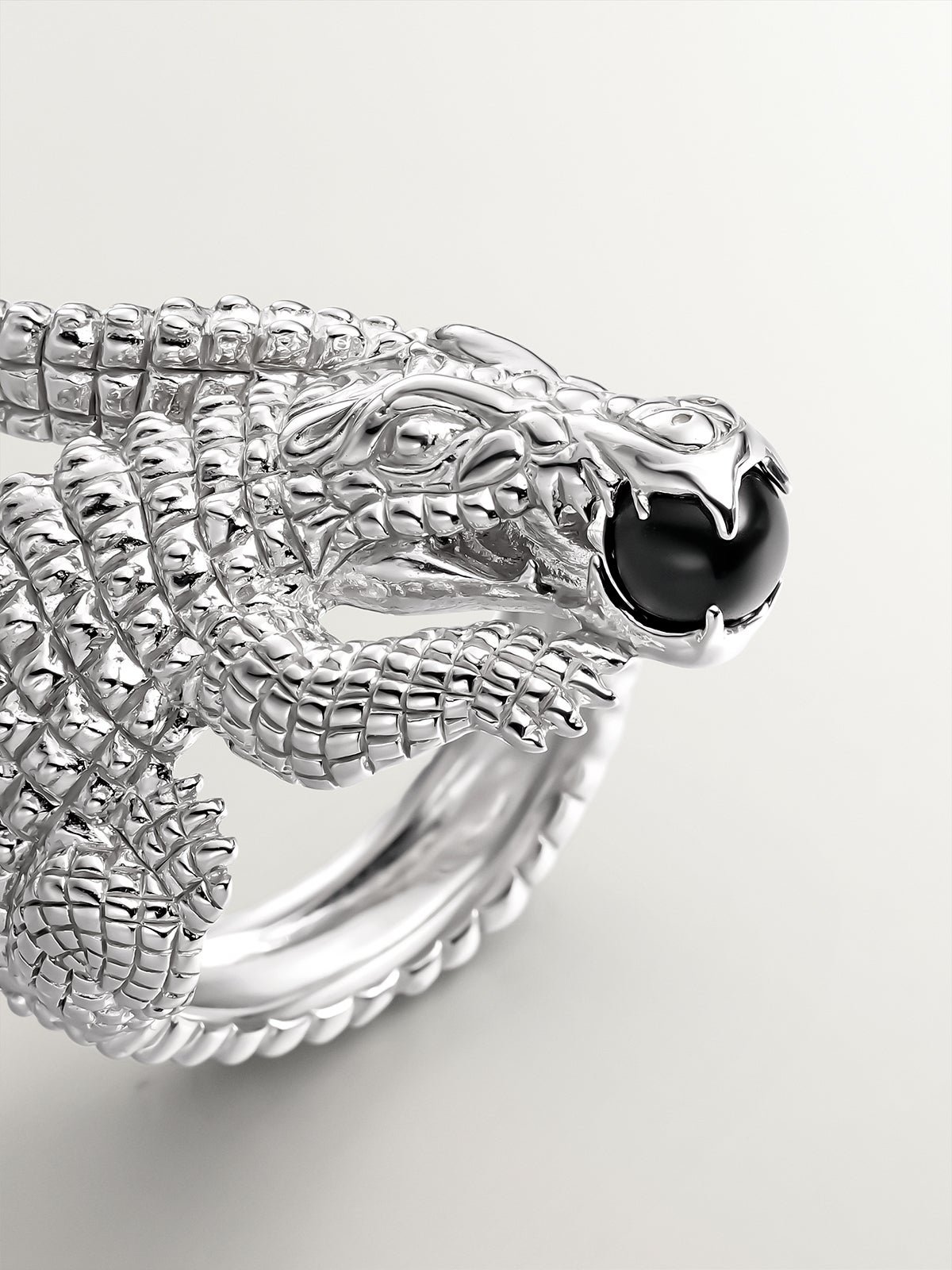 925 silver ring shaped like crocodile and black ónix