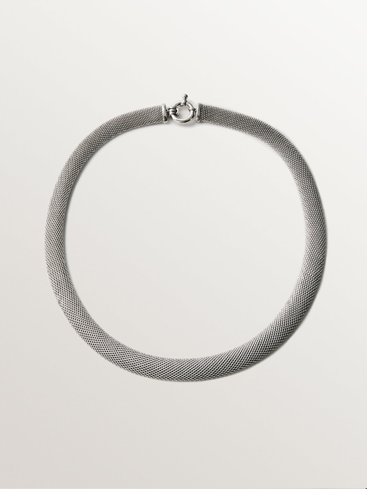 Rigid 925 silver pendant with mesh