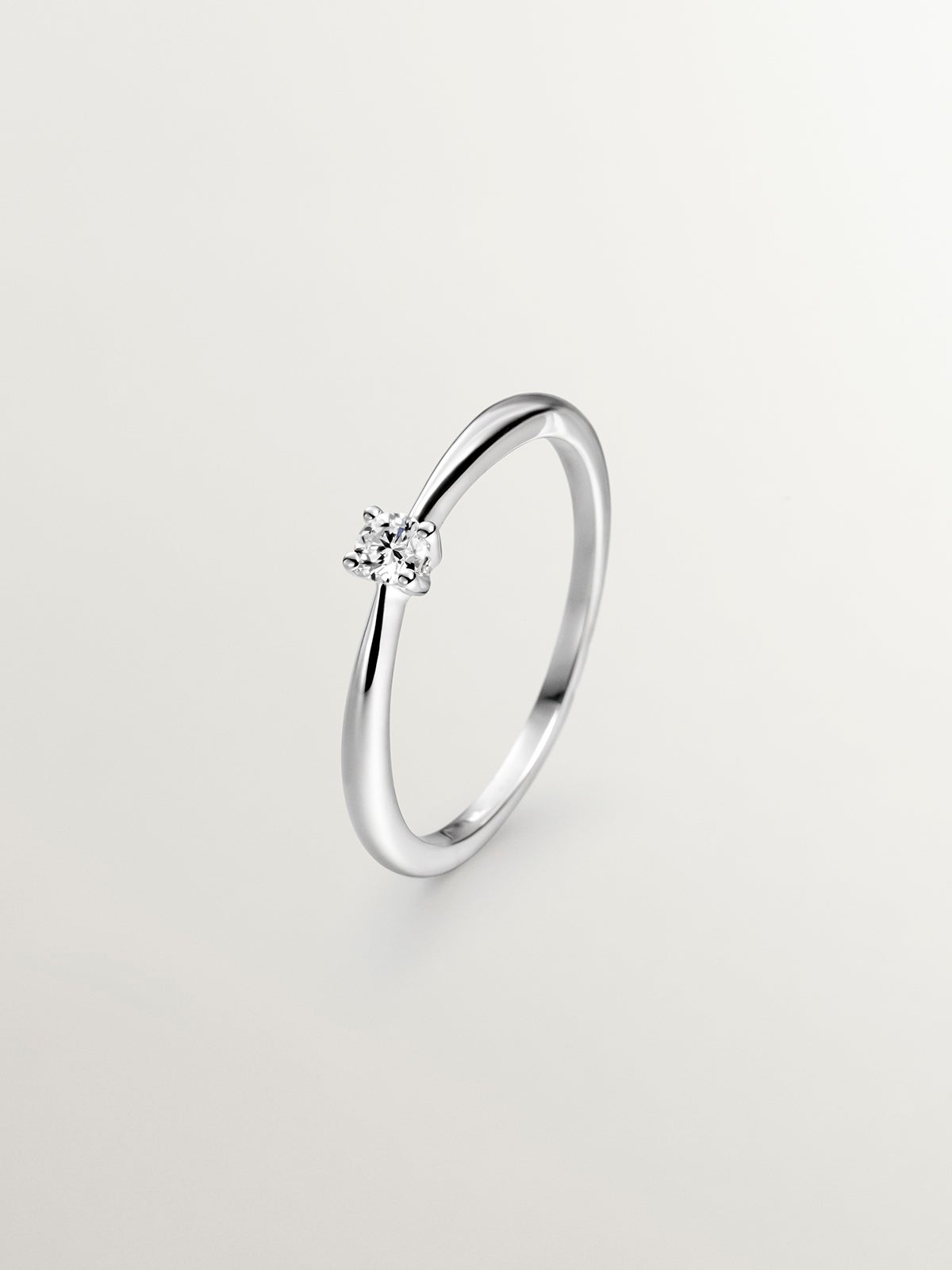 Anillo de oro blanco de 18K con diamantes en talla brillante